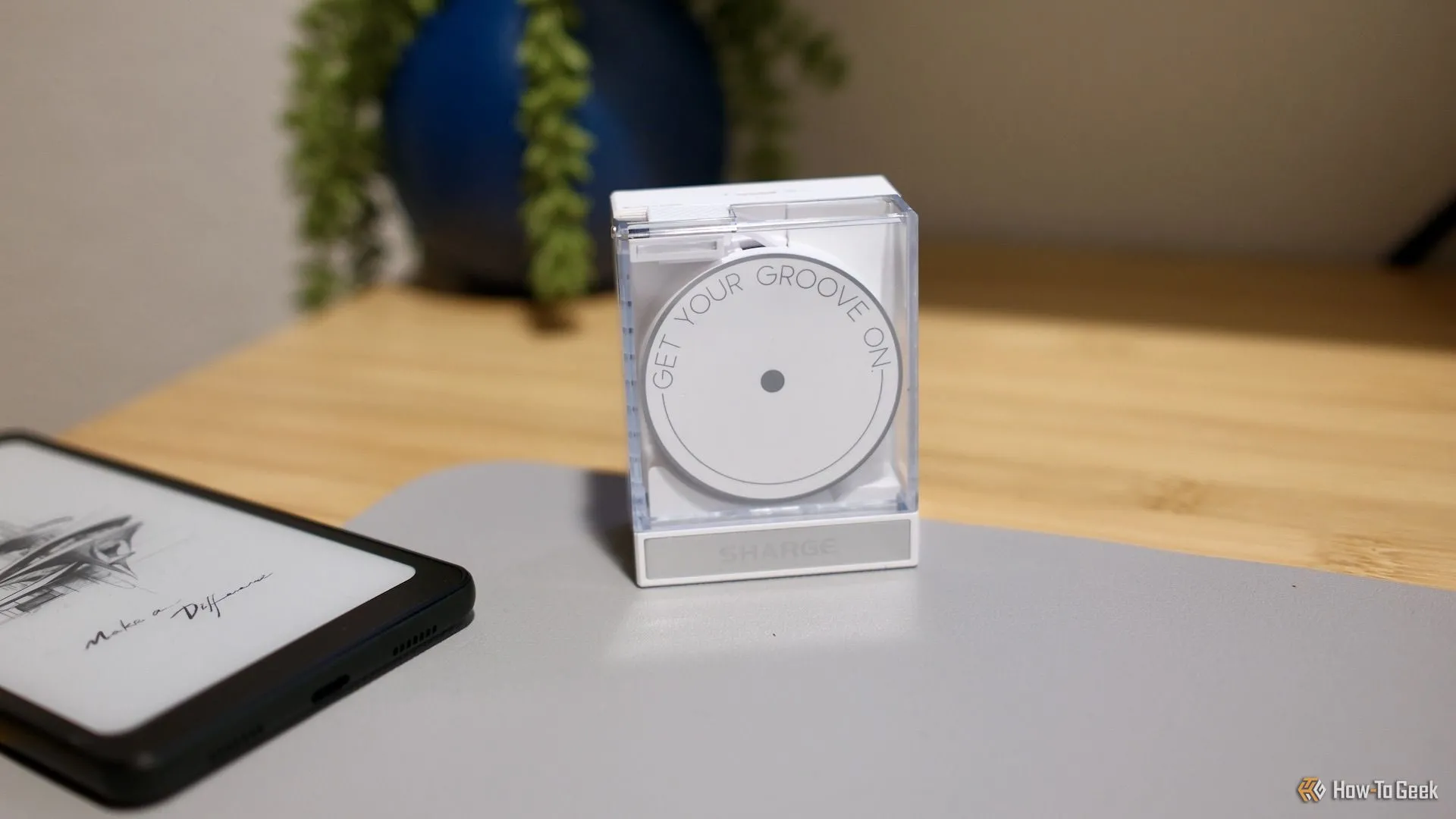 Sharge Ret retractable 65 đang sạc đồng thời hai thiết bị qua cổng USB-C tích hợp và cổng phụ