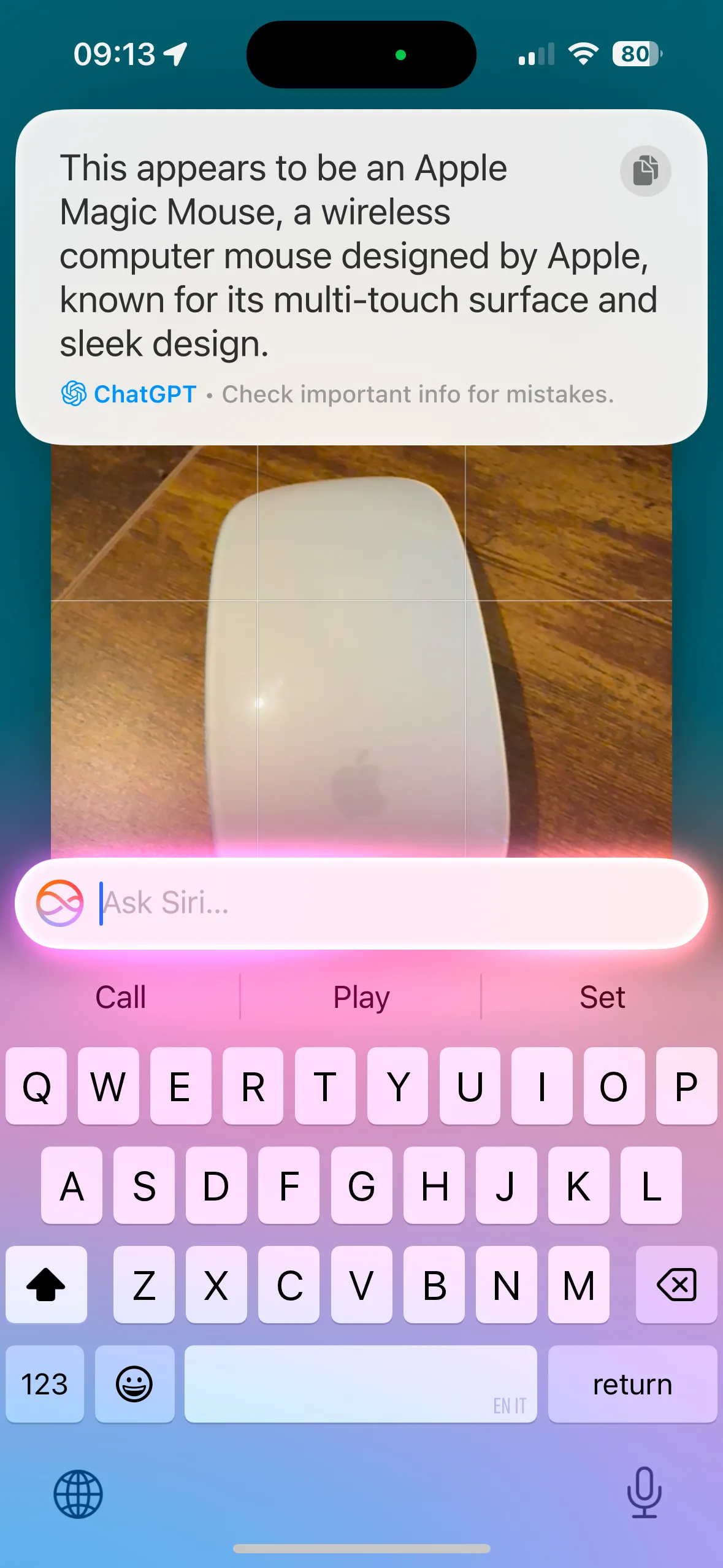 Siri hiển thị phản hồi từ ChatGPT mô tả một chiếc Apple Magic Mouse trong hình ảnh
