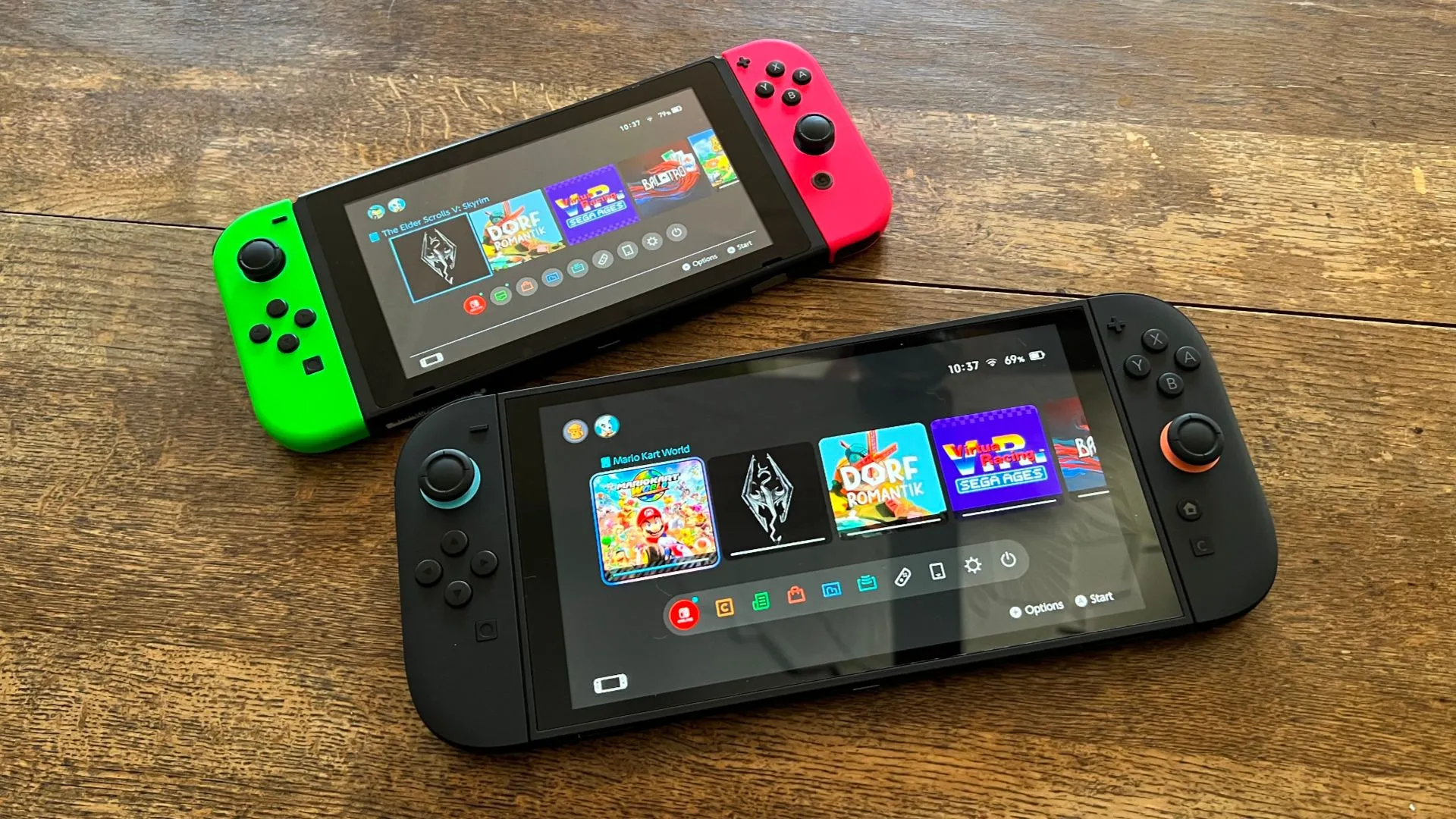 So sánh hai chiếc Nintendo Switch 2 đặt cạnh nhau, thể hiện sự khác biệt về màn hình và chế độ cầm tay.