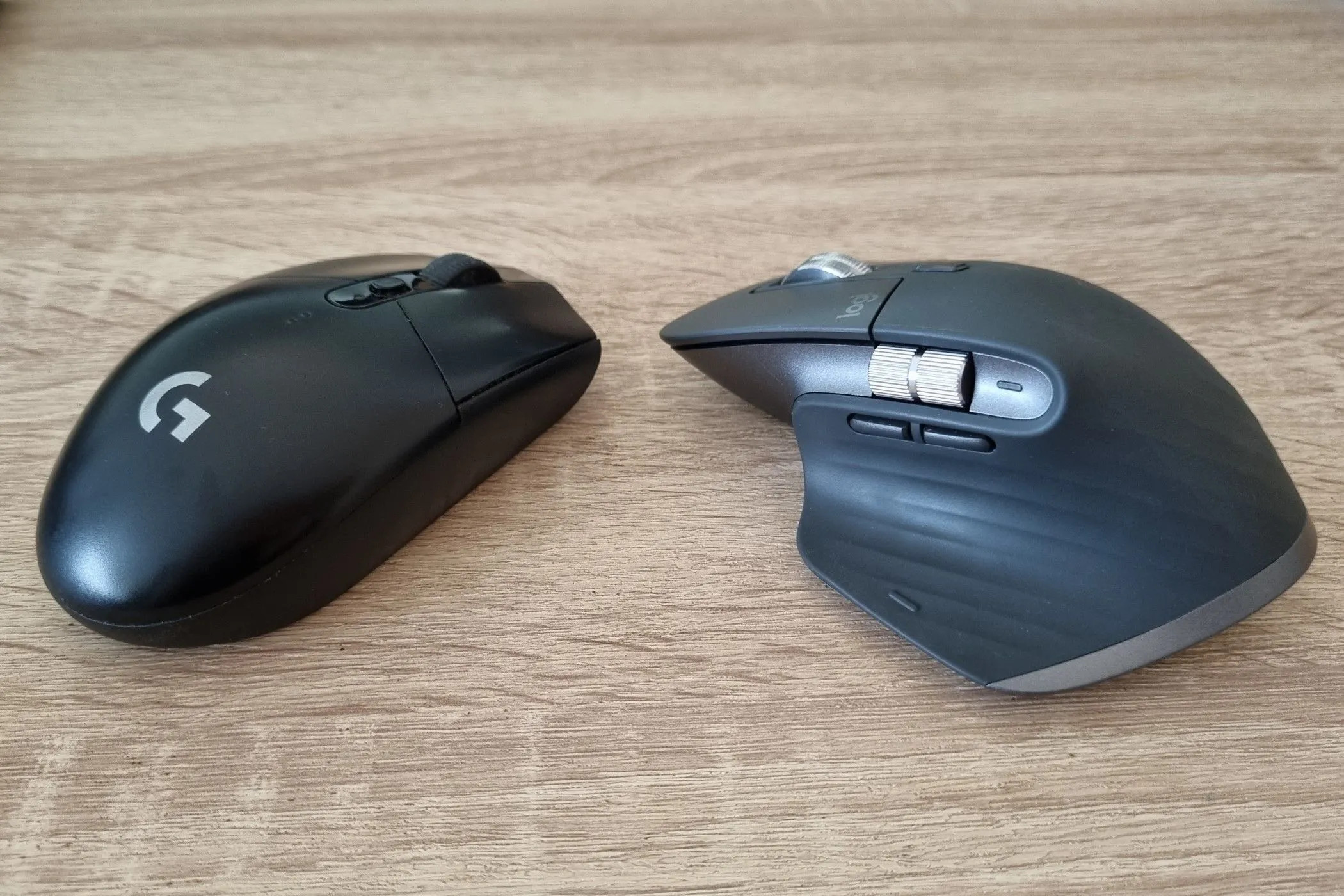 So sánh hai mẫu chuột không dây Logitech G305 LIGHTSPEED và Logitech MX Master 3S, đại diện cho gaming và công việc