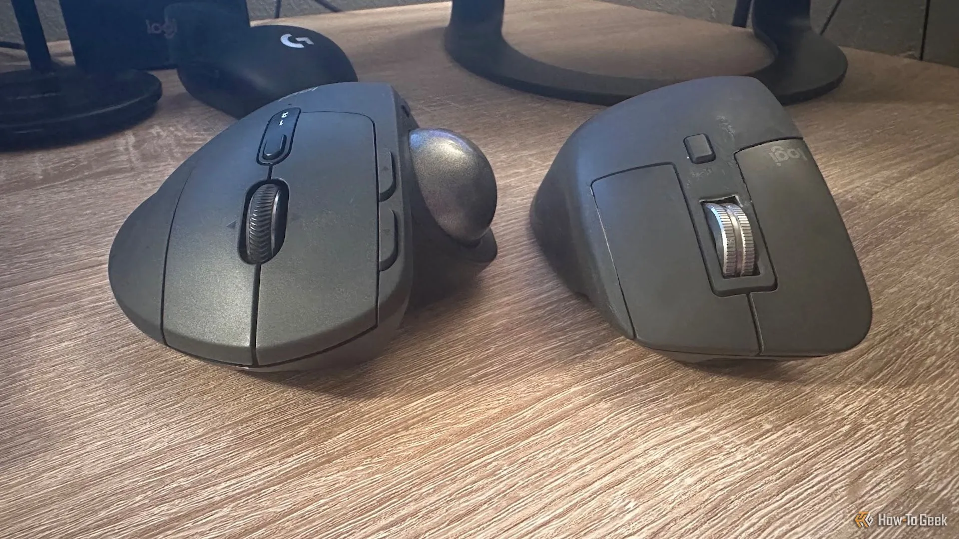 So sánh trực quan chuột Logitech MX Ergo S và Logitech MX Master 3S, làm nổi bật sự khác biệt về con lăn và thiết kế.