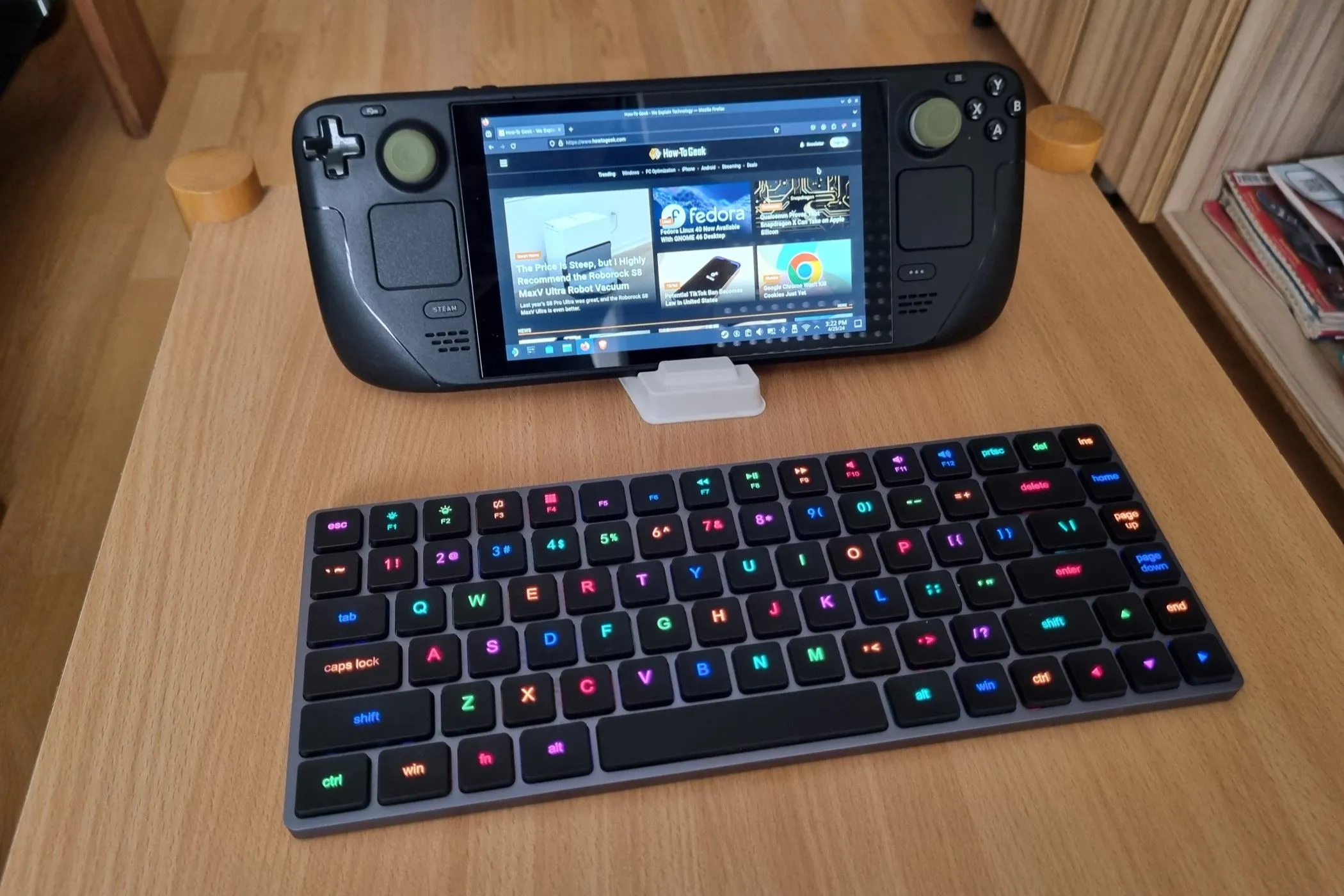 Steam Deck được kết nối với bàn phím không dây, thể hiện khả năng đa nhiệm và linh hoạt của một thiết bị chơi game cầm tay.