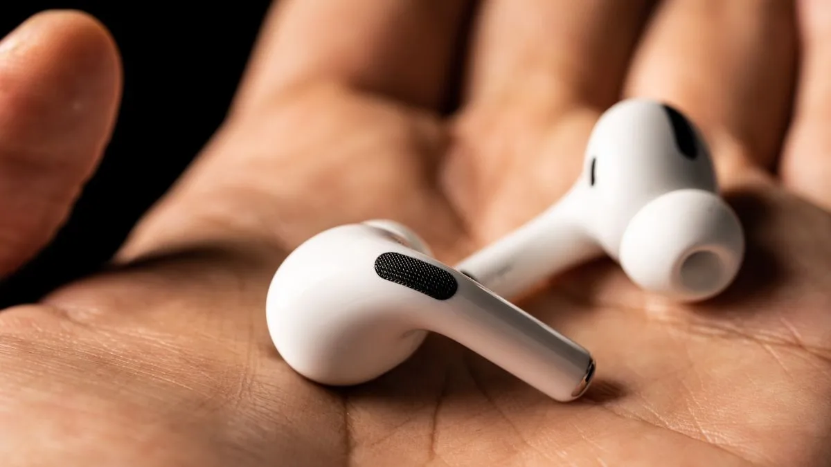 Tai nghe AirPods Pro đang nằm trong tai người dùng, dễ bị rơi ra ngoài