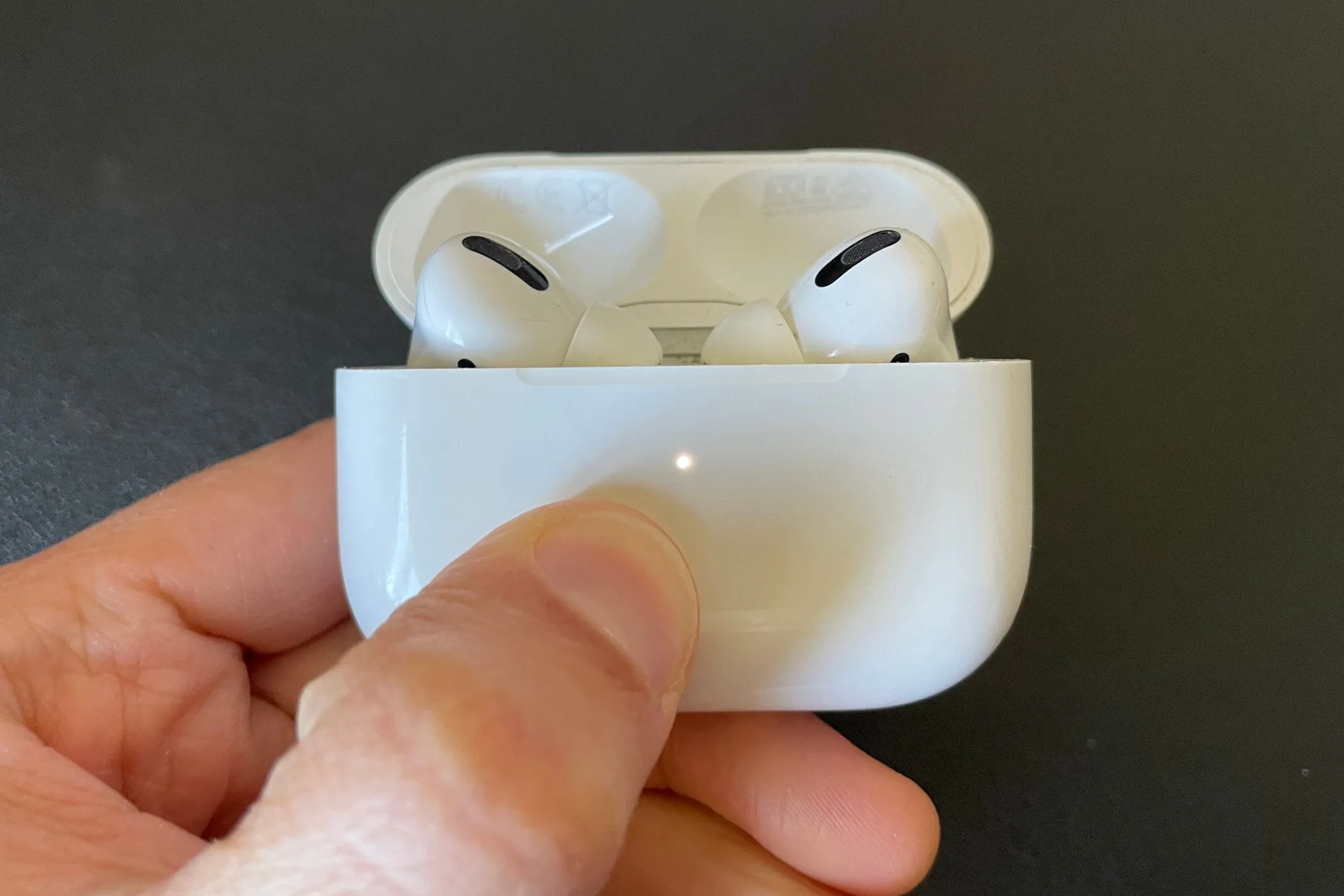 Tai nghe AirPods Pro trong hộp sạc, thể hiện vấn đề về pin và vòng đời sản phẩm