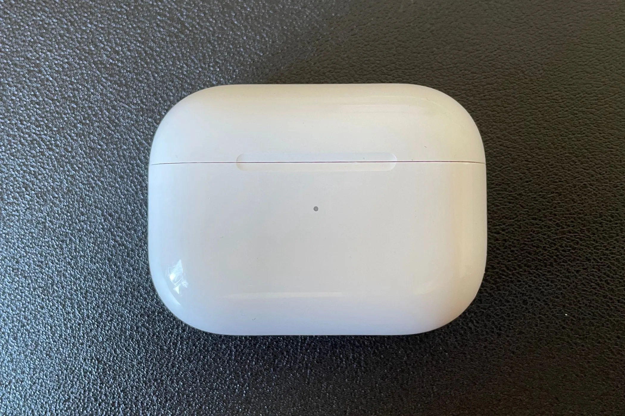 Tai nghe AirPods Pro trong hộp sạc trên nền đen