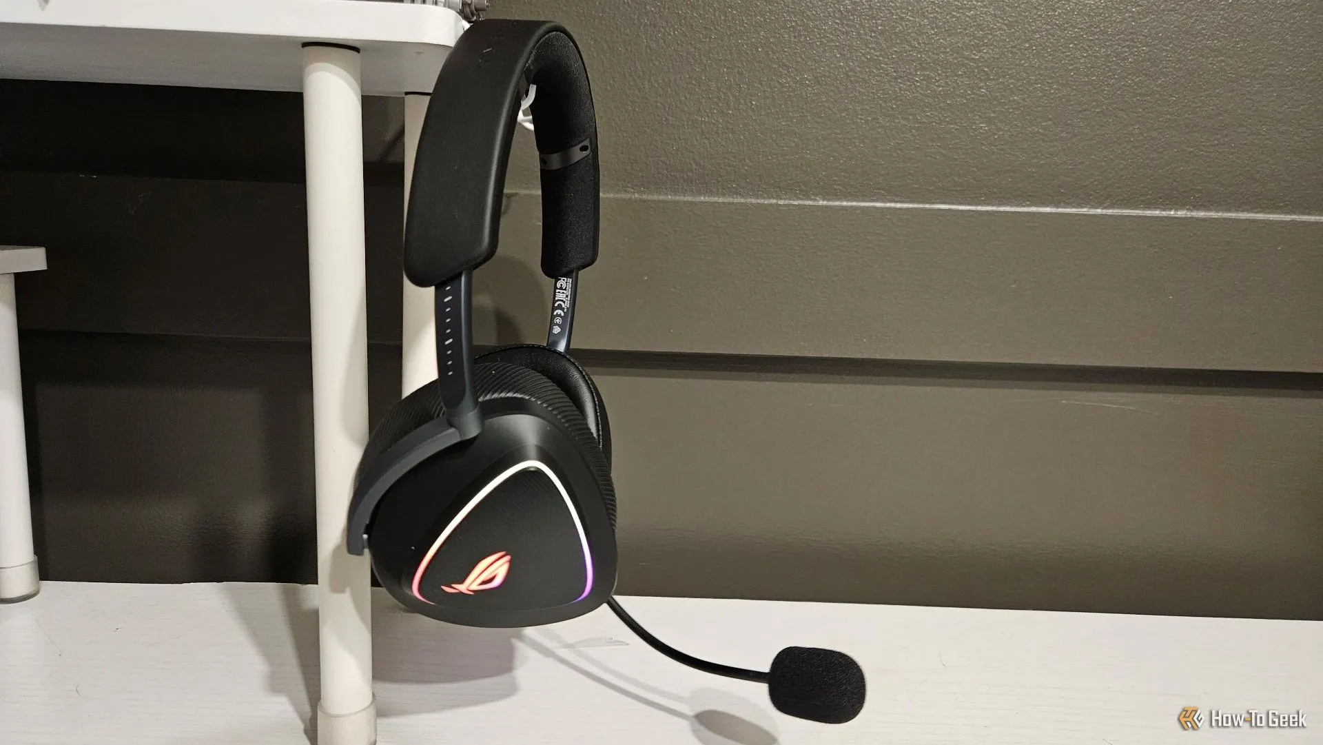 Tai nghe ASUS ROG Delta II trên giá đỡ, sẵn sàng cho những trận chiến game.