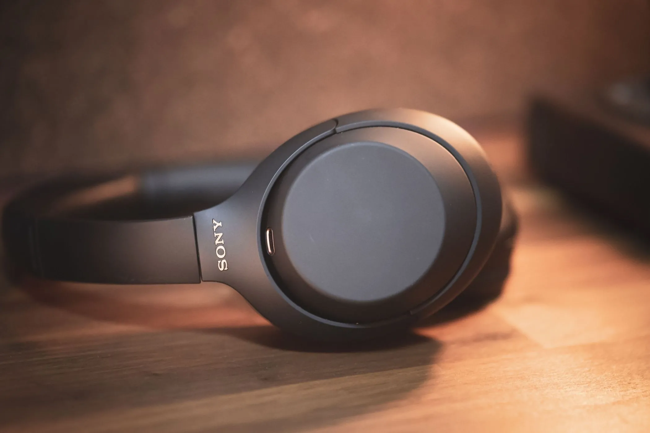 Tai nghe chống ồn không dây Sony WH-1000XM4 màu đen, biểu tượng của sự tiện lợi.