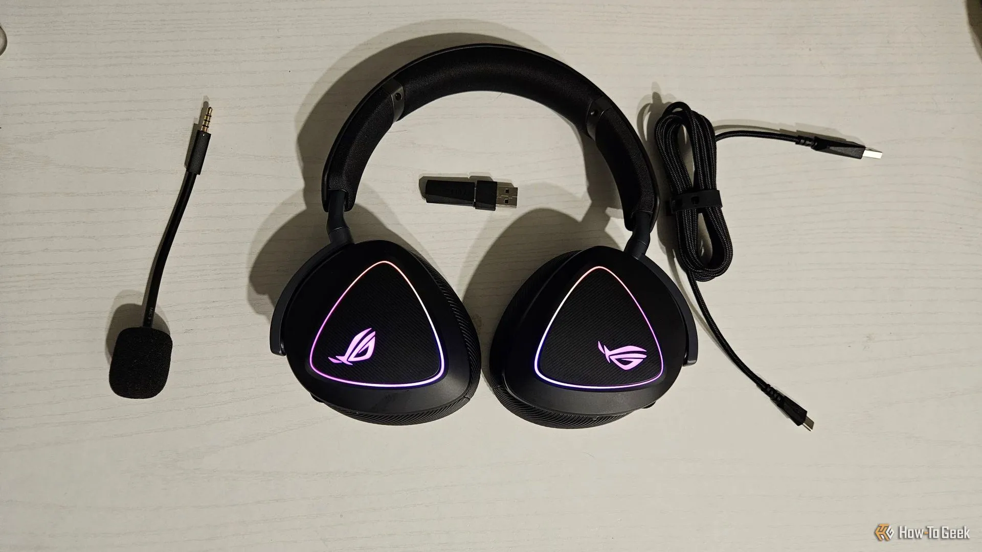 Tai nghe gaming ASUS ROG Delta II cùng các phụ kiện đi kèm tiện lợi.