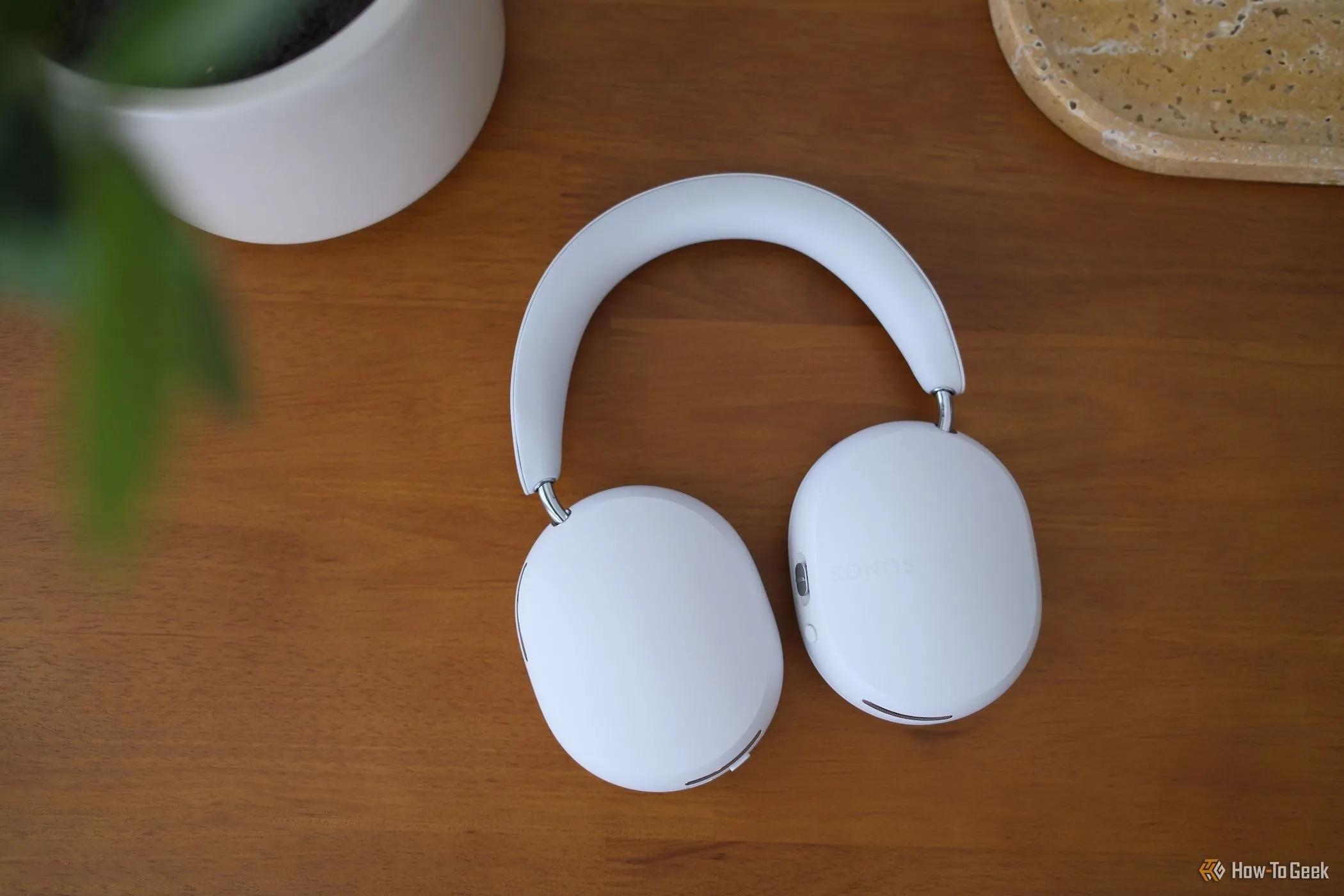 Tai nghe không dây Sonos Ace màu đen với thiết kế sang trọng