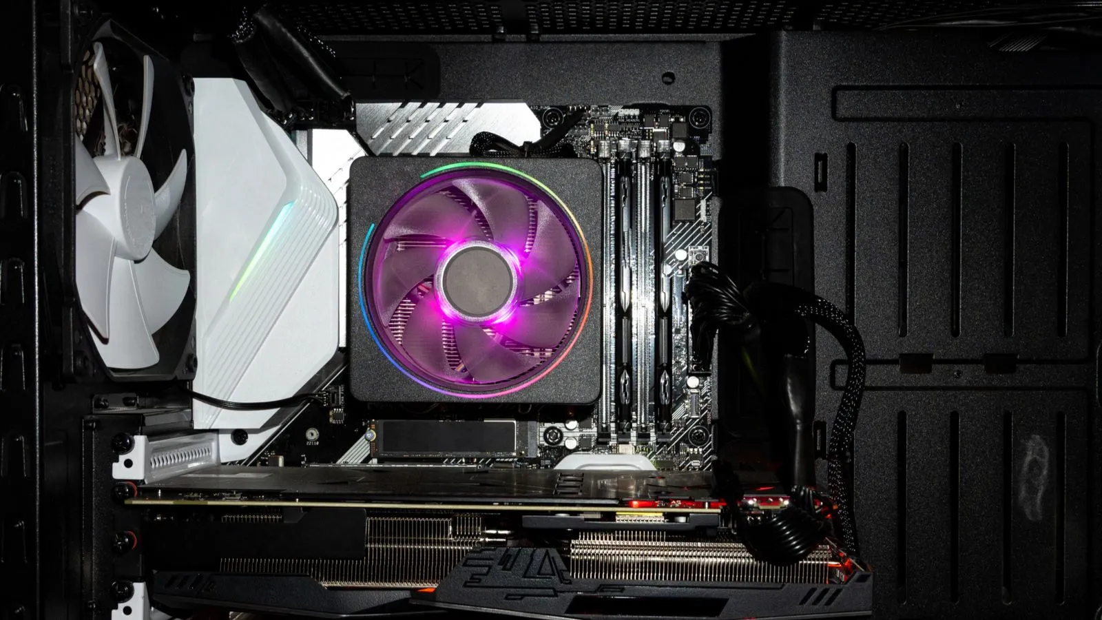 Tản nhiệt CPU cỡ nhỏ bên trong thùng máy PC, lộ rõ các linh kiện xung quanh