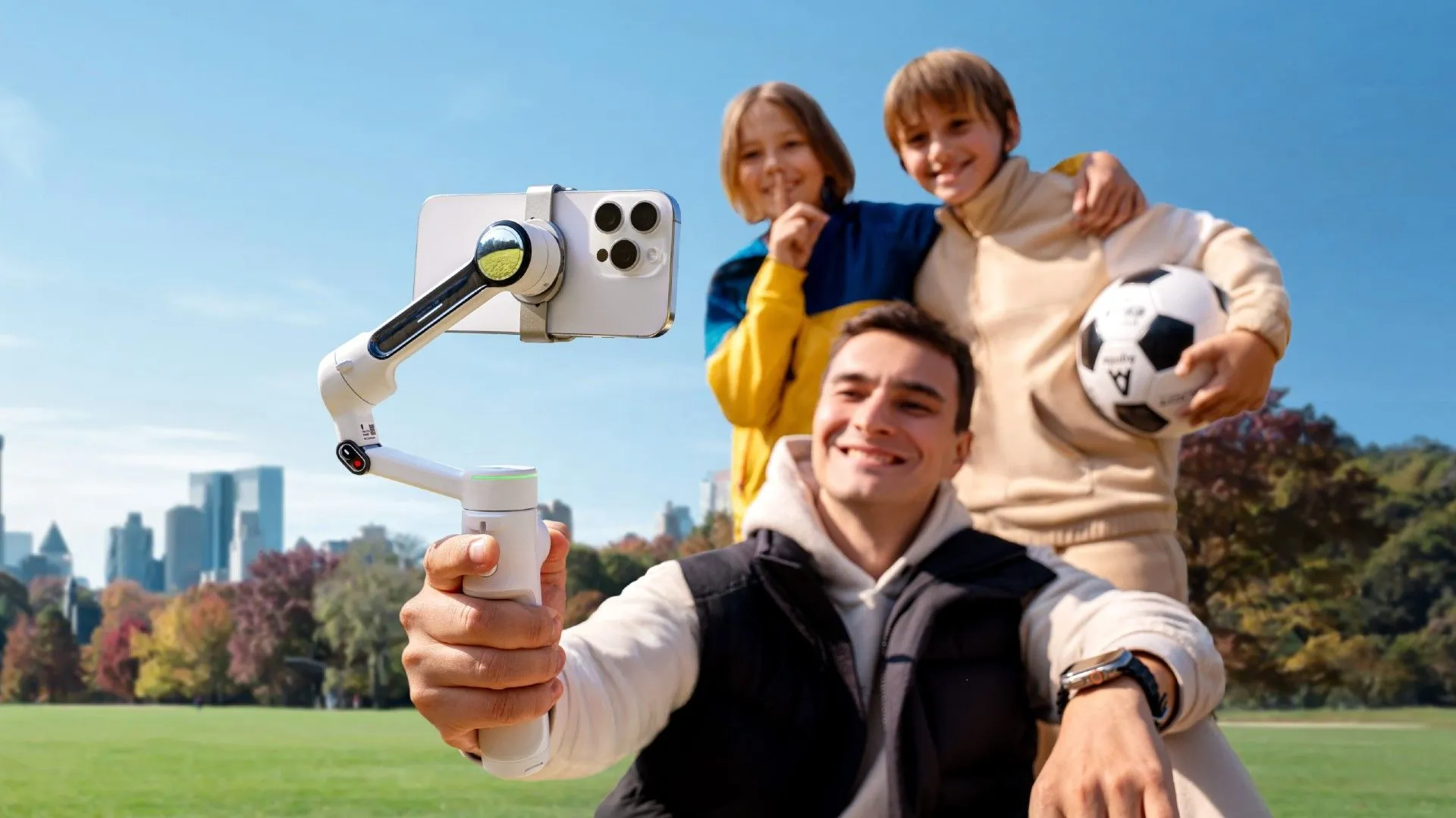 Tay cầm chống rung Insta360 Flow 2 Pro sử dụng AI Deep Track 4.0 quay cảnh gia đình chơi bóng đá