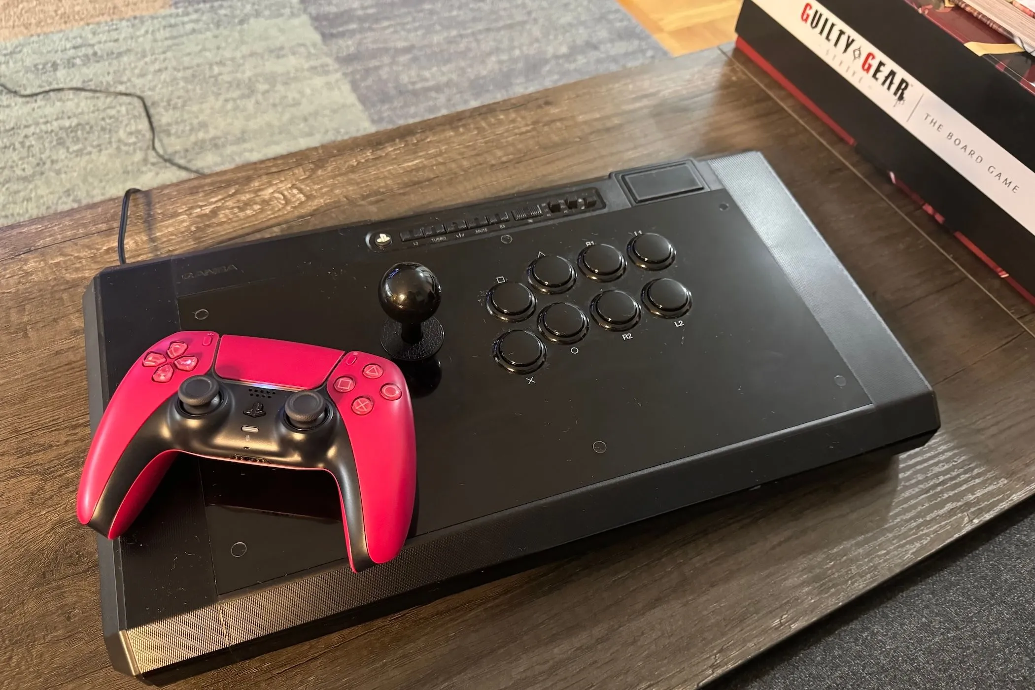 Tay cầm DualSense PS5 đặt trên cần arcade
