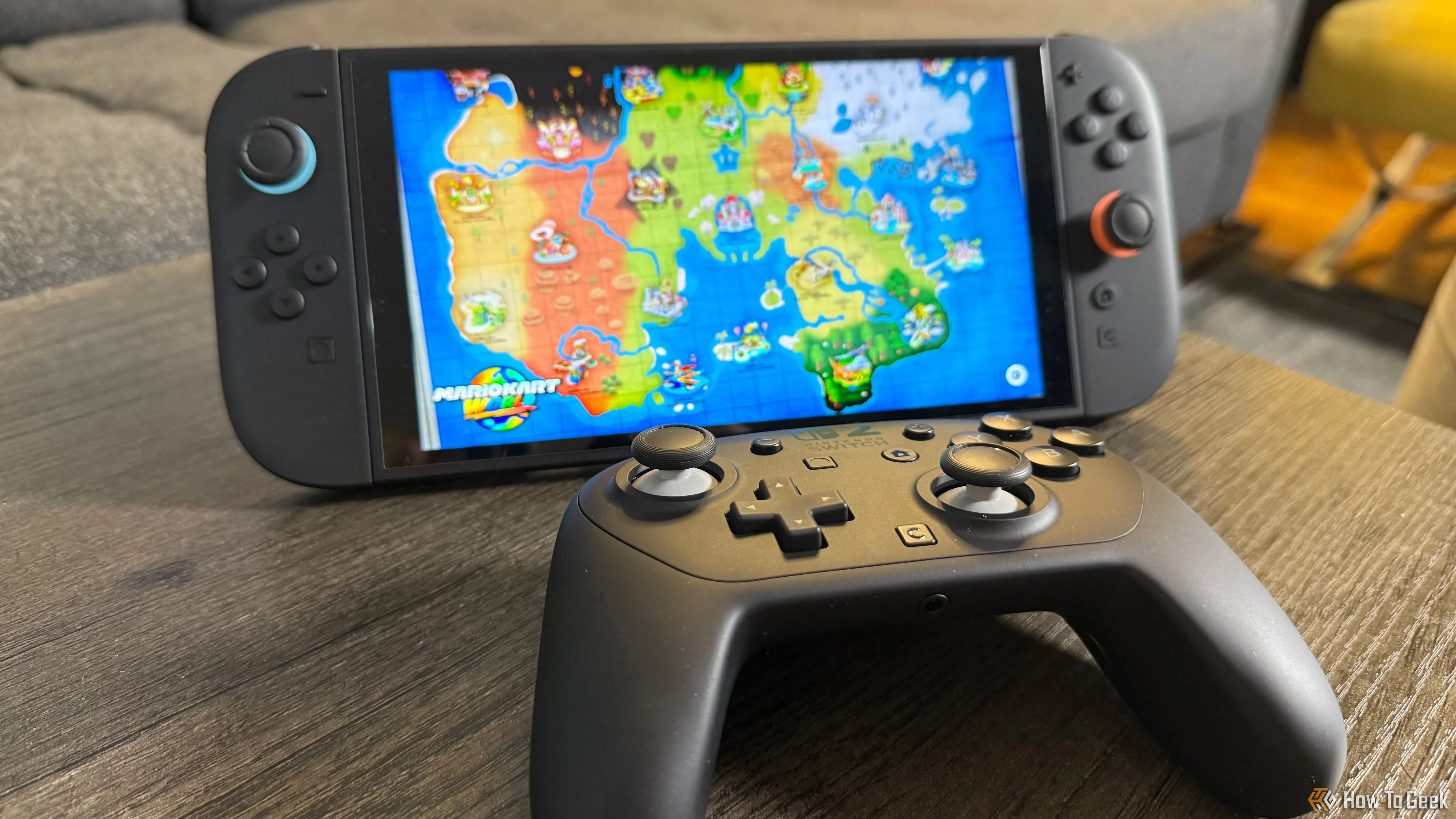 Tay cầm Nintendo Switch 2 Pro đang được sử dụng cùng máy Switch 2 hiển thị trò chơi Mario Kart World, mang lại trải nghiệm chơi game tối ưu