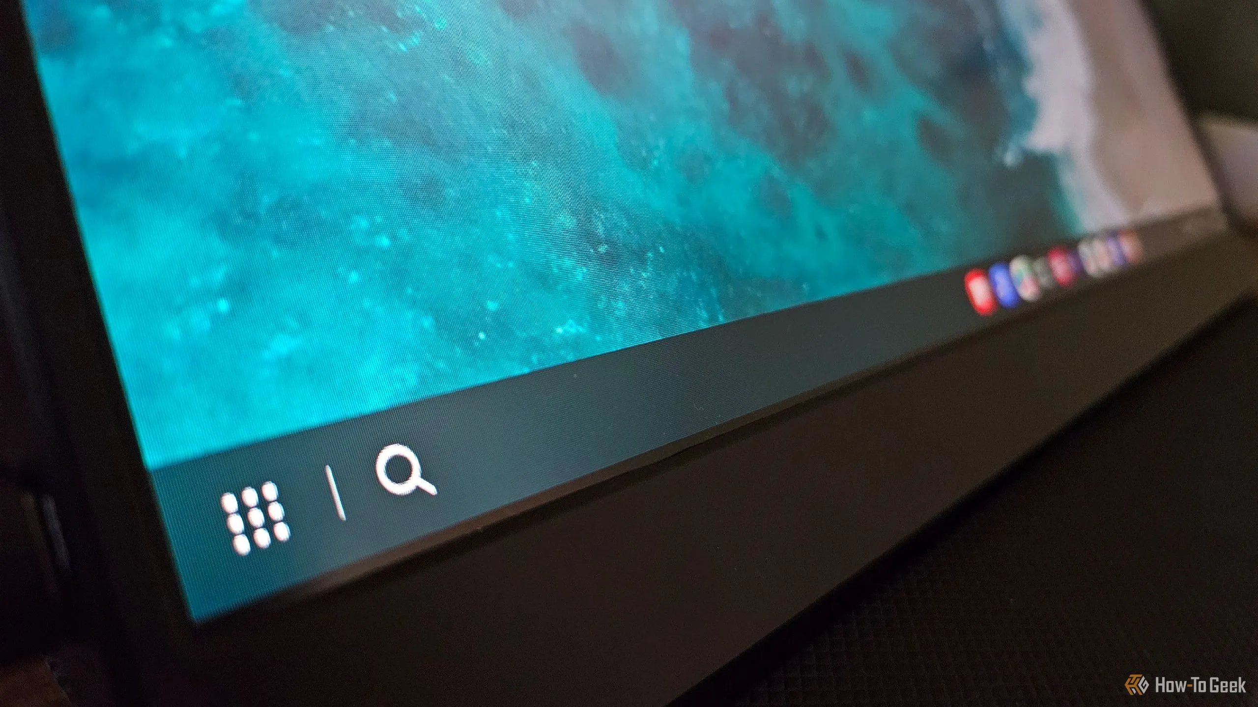 Thanh tác vụ (taskbar) của Samsung DeX trên một màn hình di động, cho thấy các biểu tượng ứng dụng và tùy chọn tùy chỉnh.
