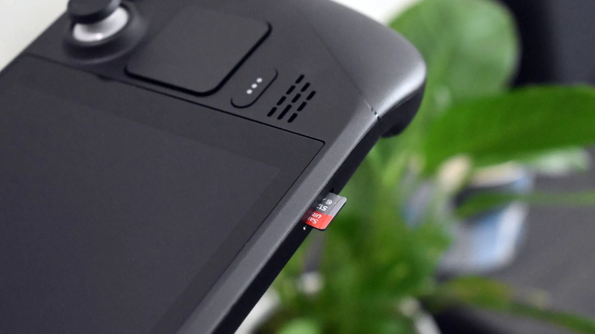 Thẻ nhớ microSD đang được rút ra khỏi khe cắm lưu trữ của Steam Deck.