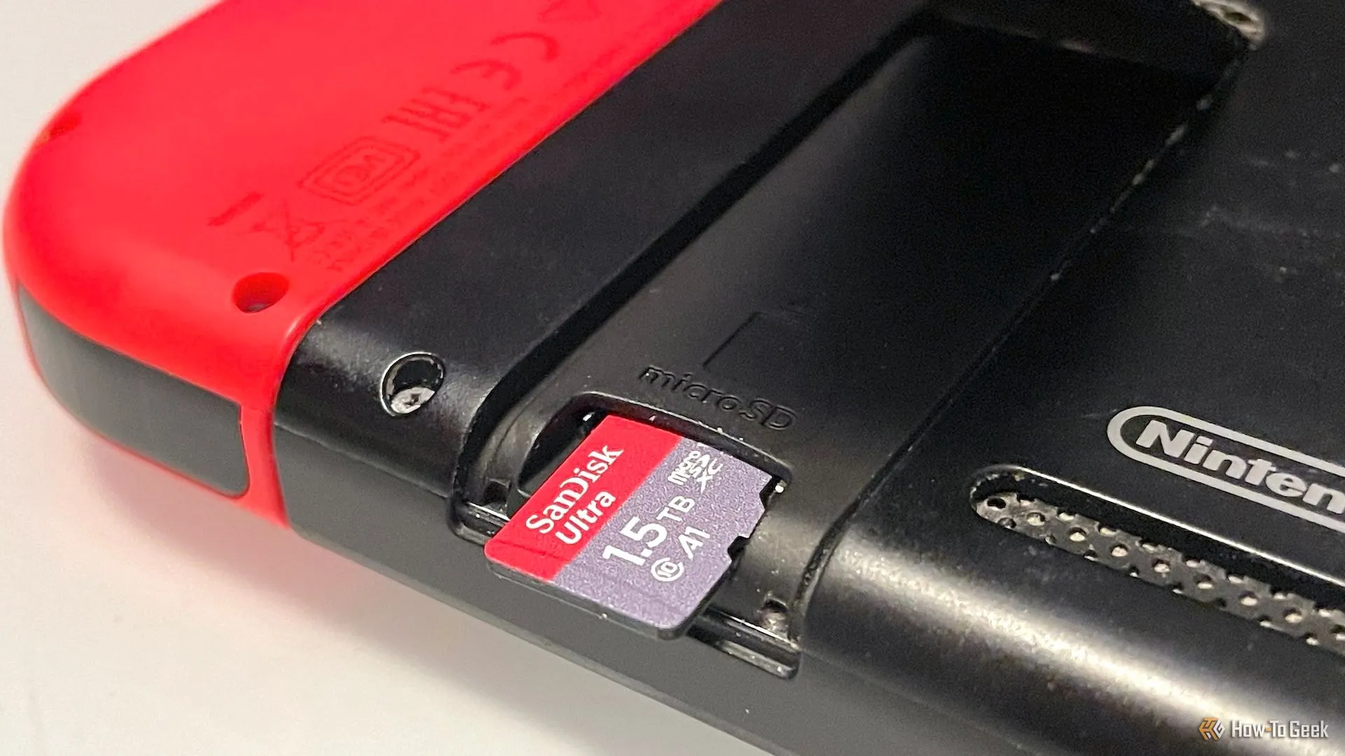Thẻ nhớ microSD được cắm vào khe cắm trên máy Nintendo Switch, minh họa khả năng mở rộng bộ nhớ của Switch 2