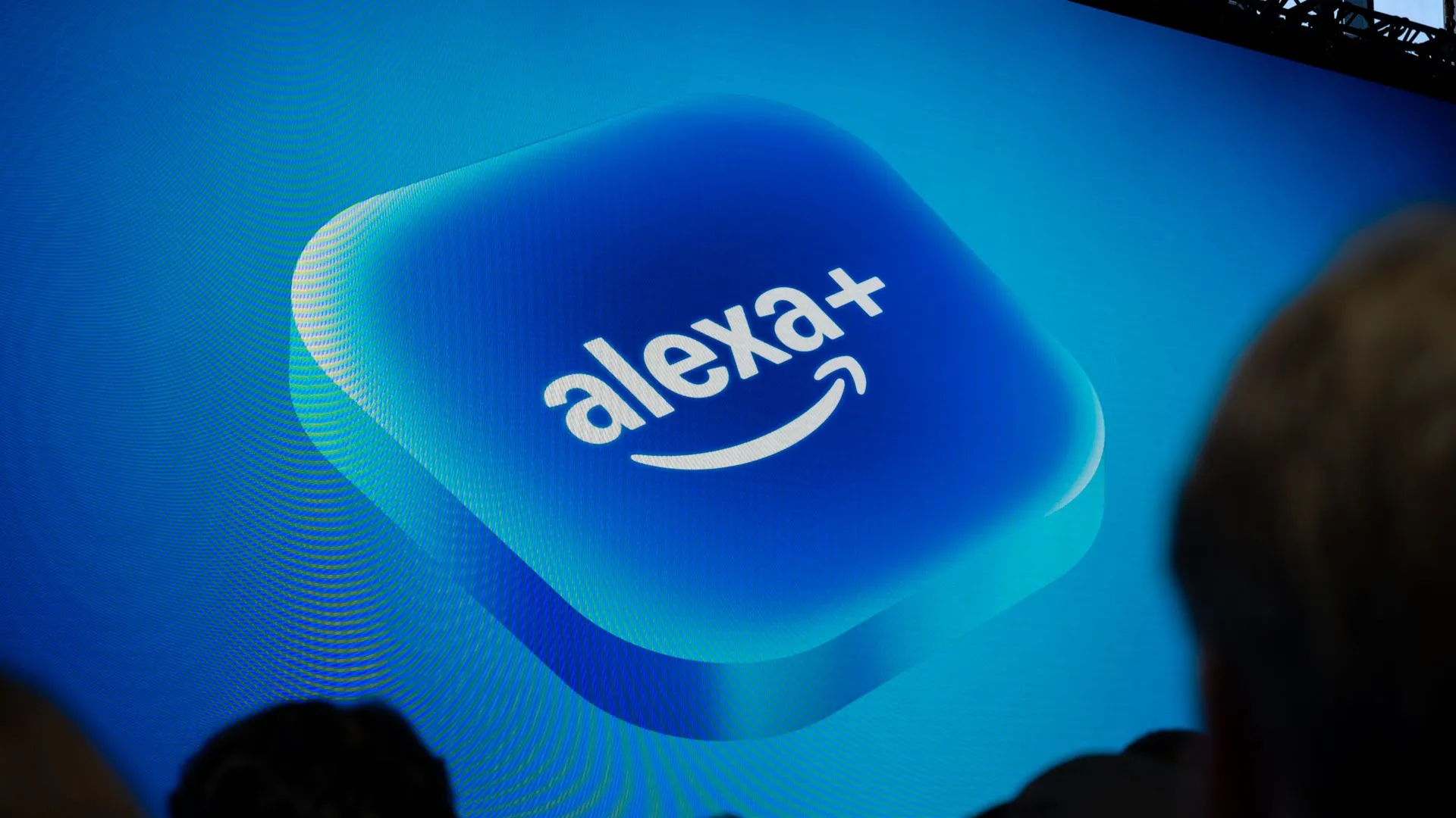 Thiết bị Amazon Echo Dot với đèn vòng màu xanh, đại diện cho trợ lý ảo Alexa+