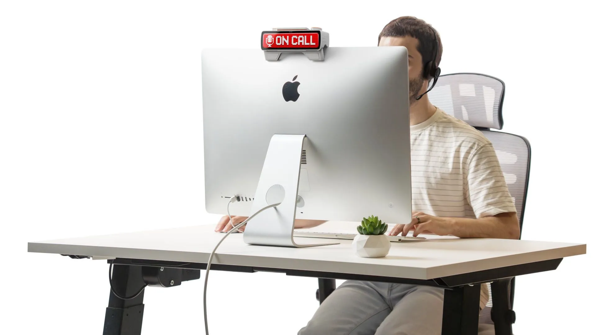 Thiết bị Busy Bar của nhà sáng tạo Flipper Zero, một công cụ nhỏ gọn giúp tăng cường năng suất làm việc, đặt trên bàn làm việc.