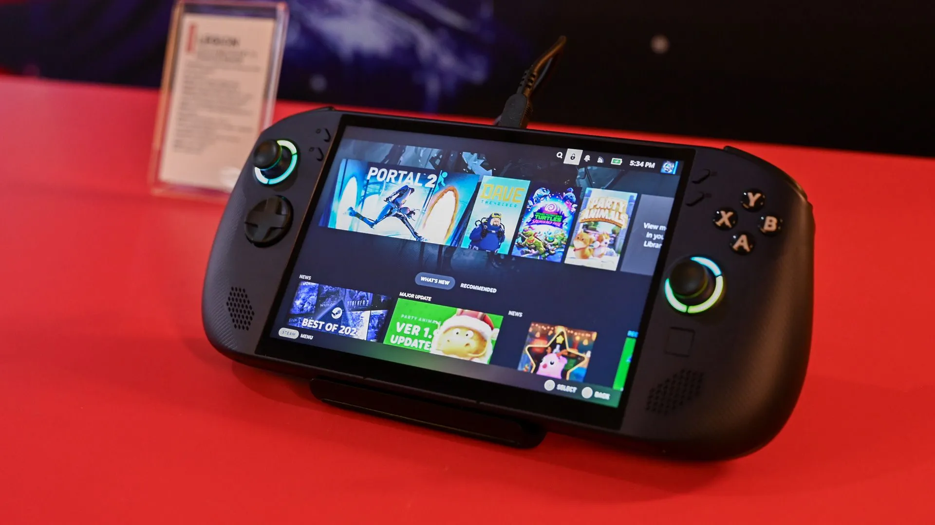 Thiết bị chơi game cầm tay Lenovo Legion Go S chạy SteamOS tại CES 2025, một đối thủ tiềm năng trên thị trường PC gaming handheld.