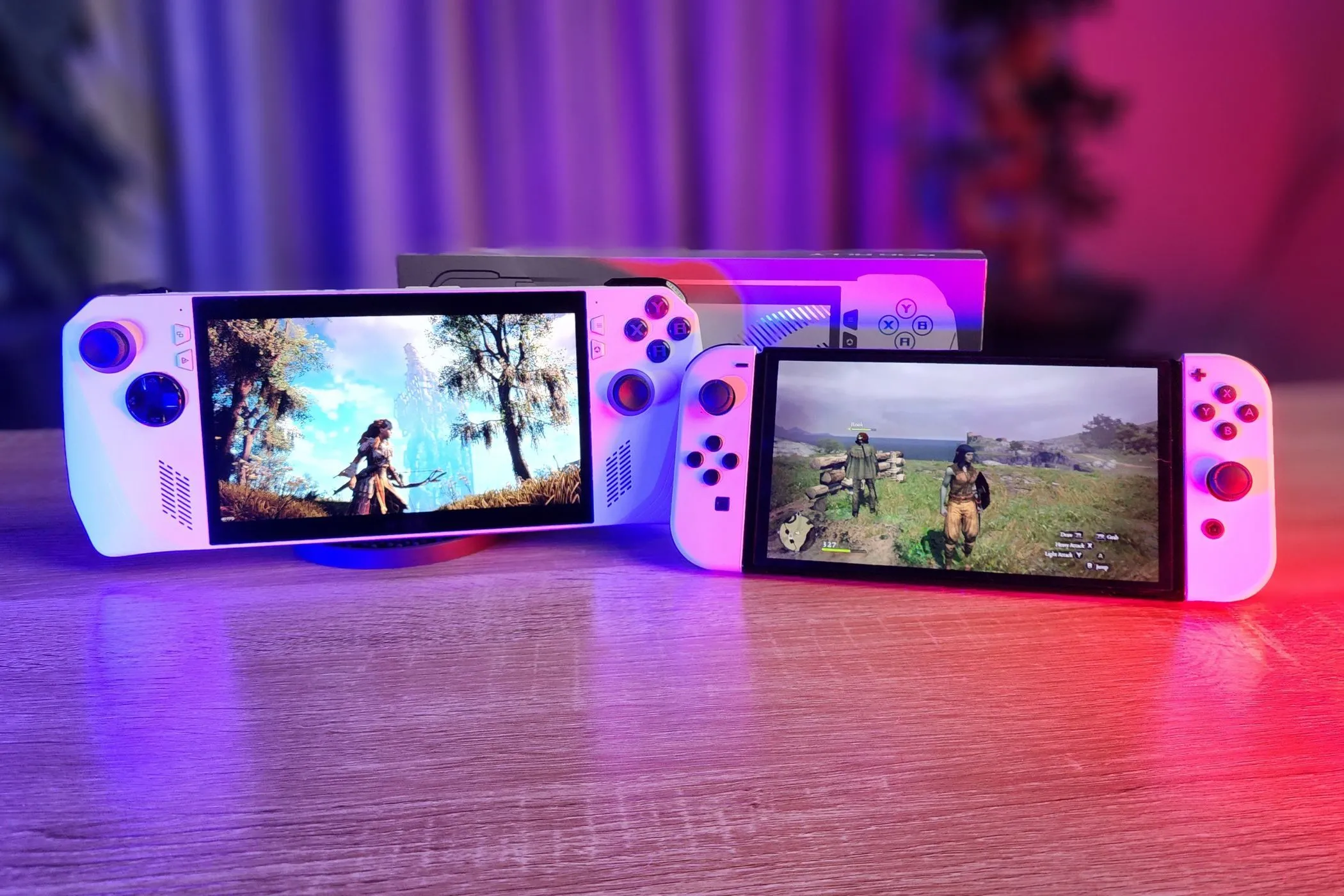 Thiết bị chơi game cầm tay ROG Ally bên cạnh Nintendo Switch OLED