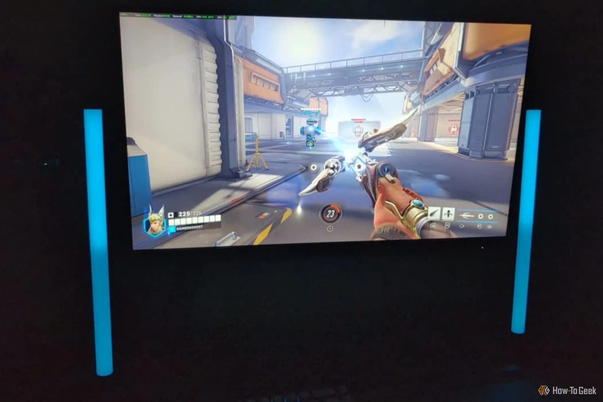 Thiết lập Razer Aether tích hợp Overwatch 2, hiển thị Mercy hồi máu cho bot với thanh đèn Razer phản hồi, minh họa gameplay game đối kháng.