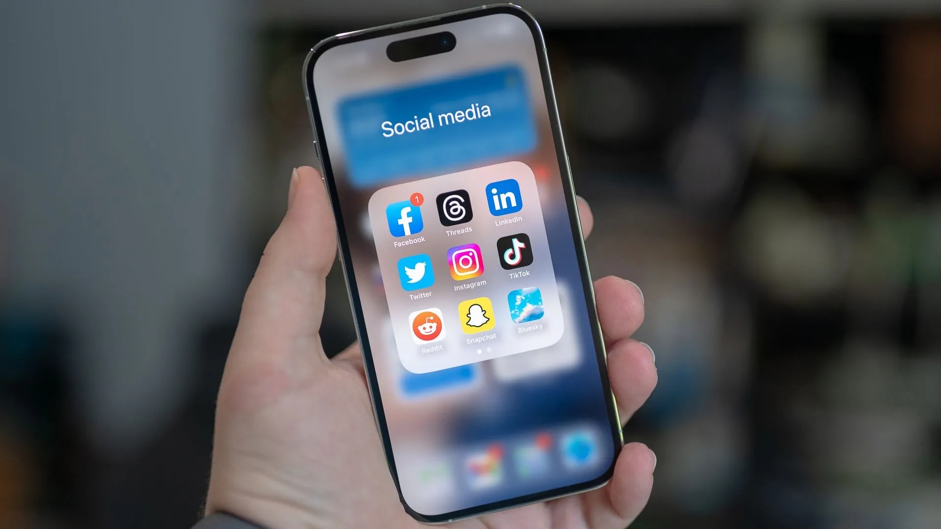 Thư mục chứa các ứng dụng mạng xã hội phổ biến trên iPhone, cần cân nhắc xóa để tránh doomscrolling.