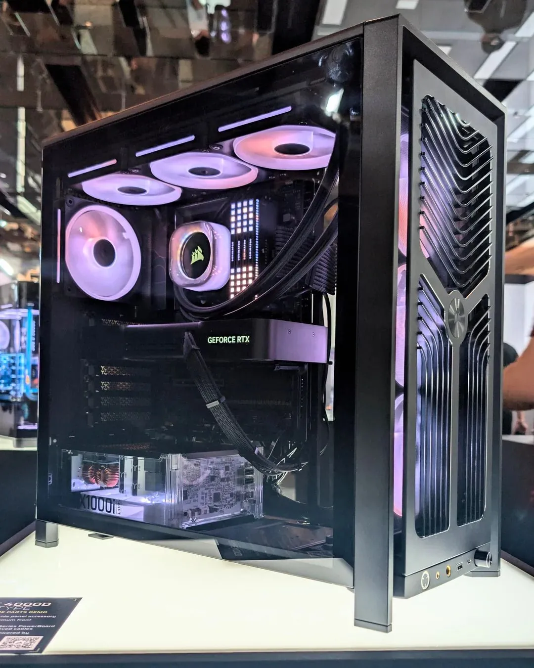 Thùng máy tính Corsair Frame 4000D cùng với bộ nguồn trong suốt HX1000i SHIFT prototype được lắp đặt bên trong.
