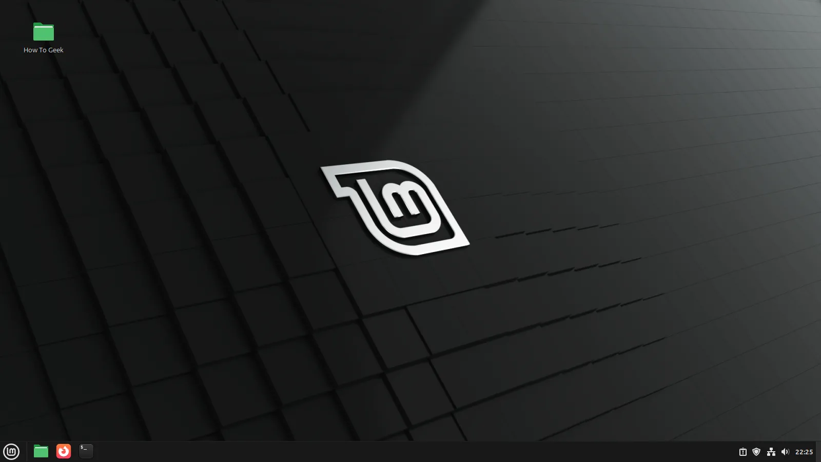 Tổng quan màn hình desktop của Linux Mint với môi trường Cinnamon, hiển thị thanh tác vụ và các biểu tượng trên màn hình.
