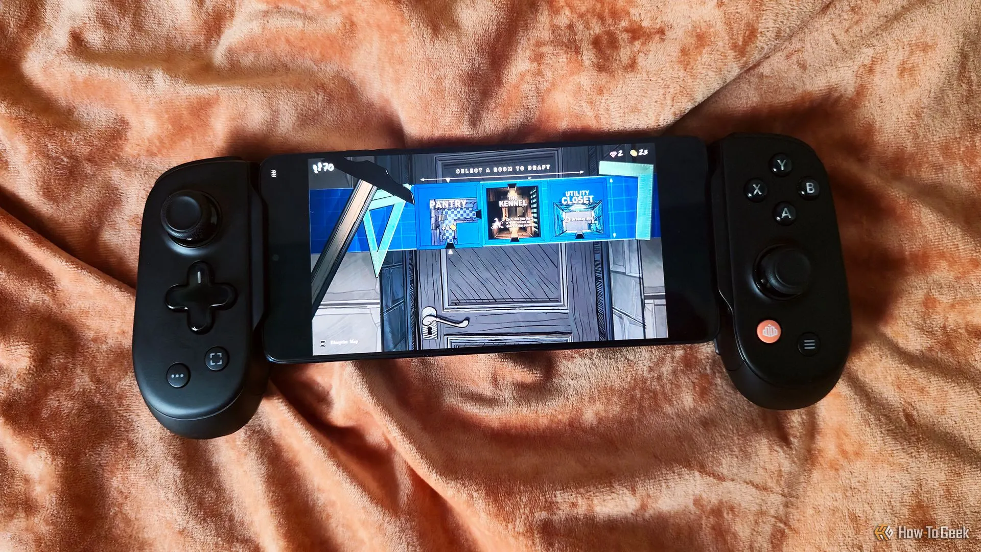 Trải nghiệm chơi game Blue Prince với tay cầm Backbone Pro, thể hiện sự thoải mái và độ chính xác
