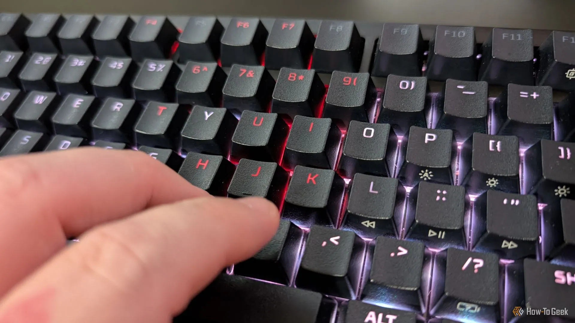 Trải nghiệm gõ phím trên HyperX Alloy Rise 75 Wireless với đèn nền RGB động
