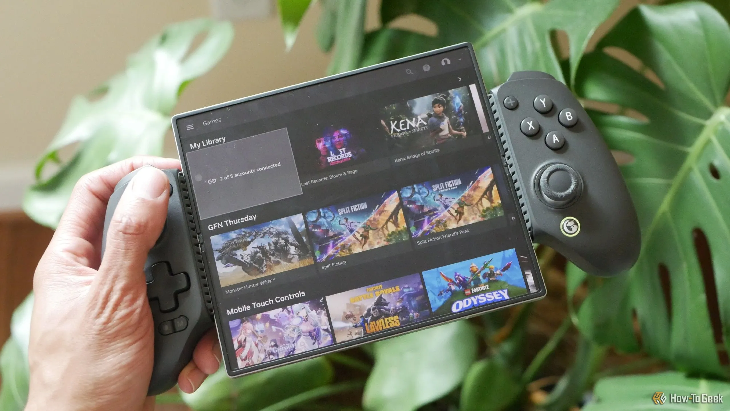 Trò chơi AAA được phát trực tuyến qua NVIDIA GeForce NOW trên điện thoại Samsung Galaxy Z Fold 6 kết nối với tay cầm GameSir G8+, thể hiện trải nghiệm chơi game đám mây cao cấp.