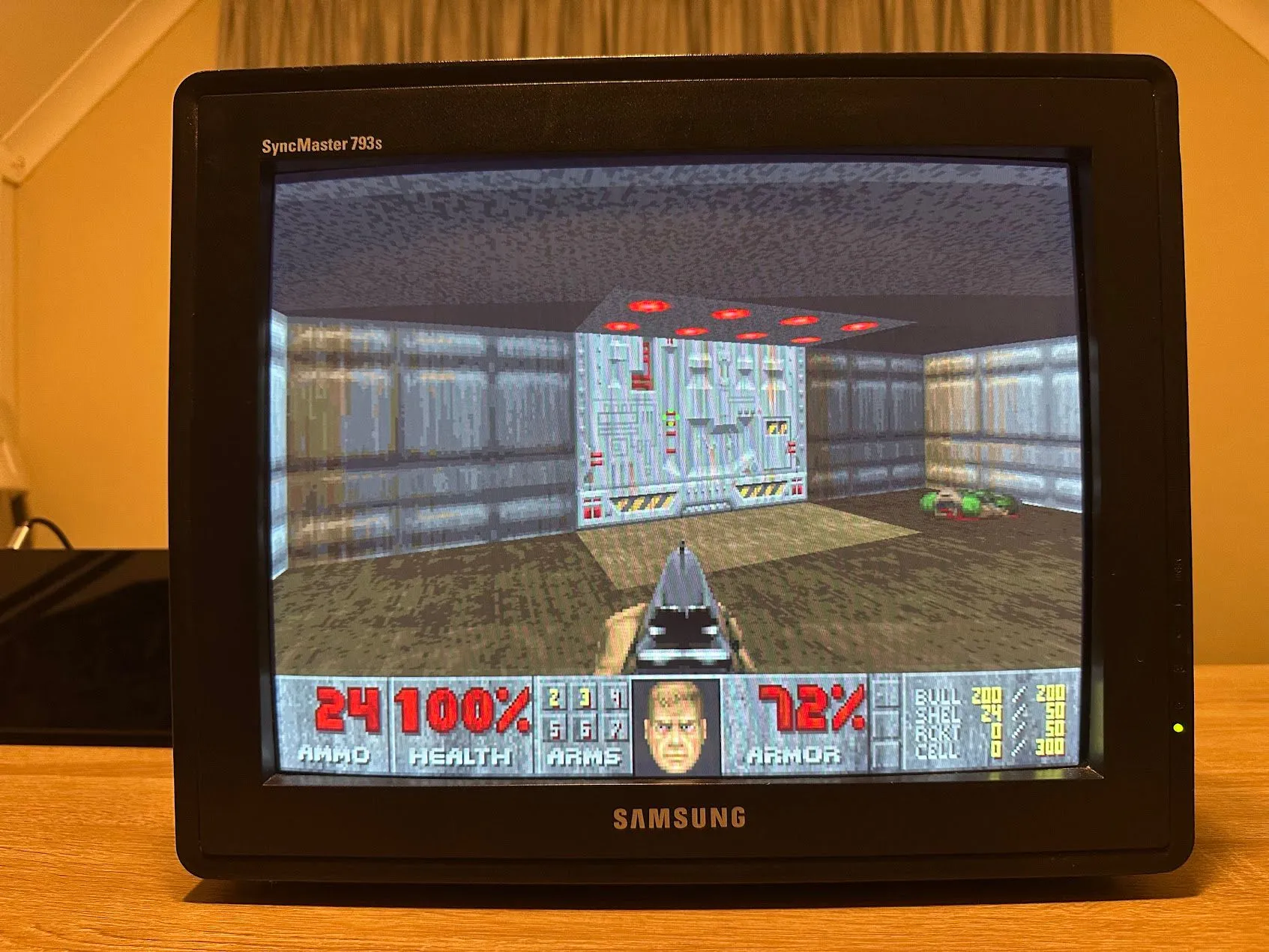 Trò chơi DOOM (1993) đang chạy trên màn hình CRT cũ, thể hiện không gian 2.5D ấn tượng