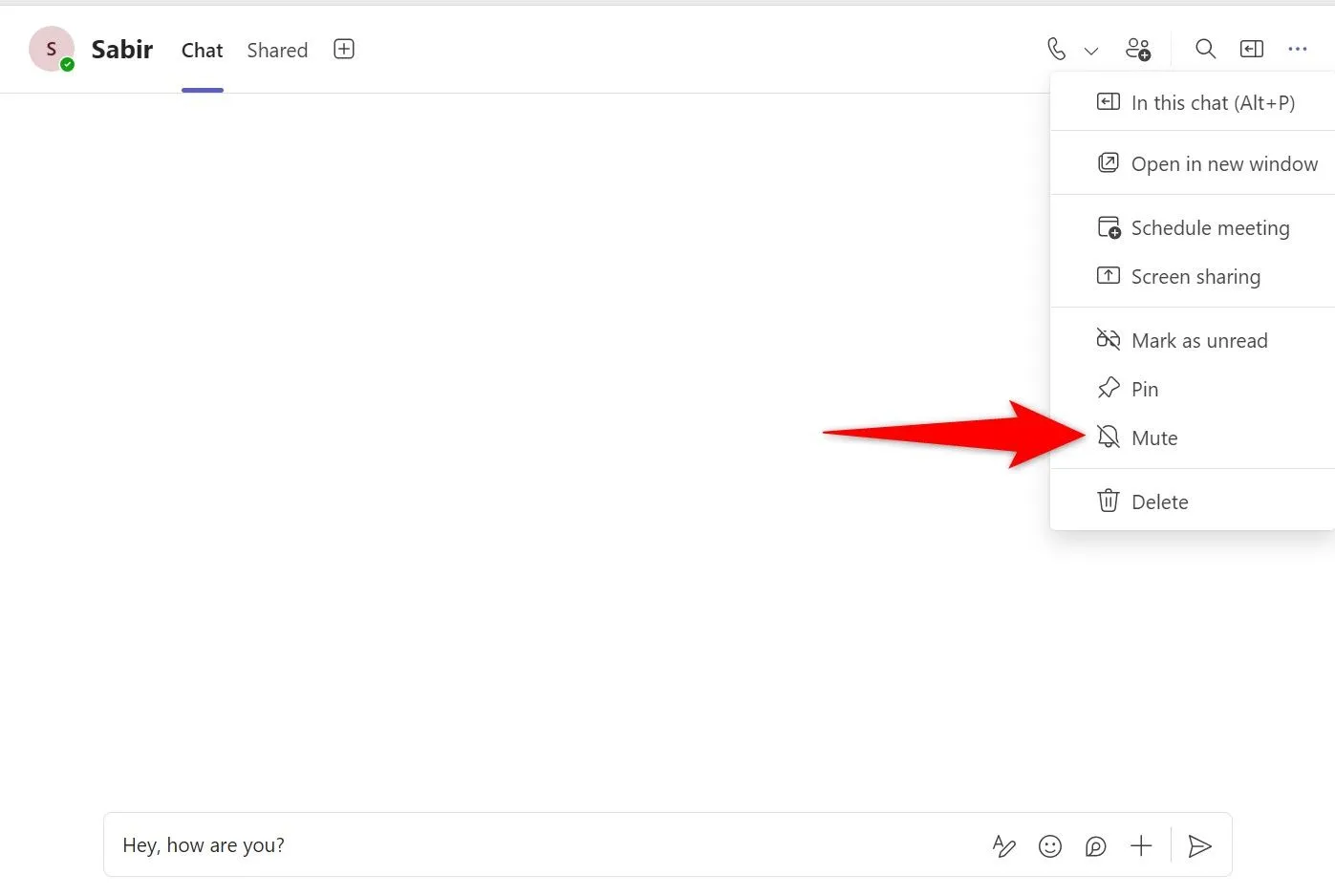 Tùy chọn &quot;Mute&quot; (Tắt tiếng) trong menu ba chấm của một cuộc trò chuyện cá nhân trên Microsoft Teams.