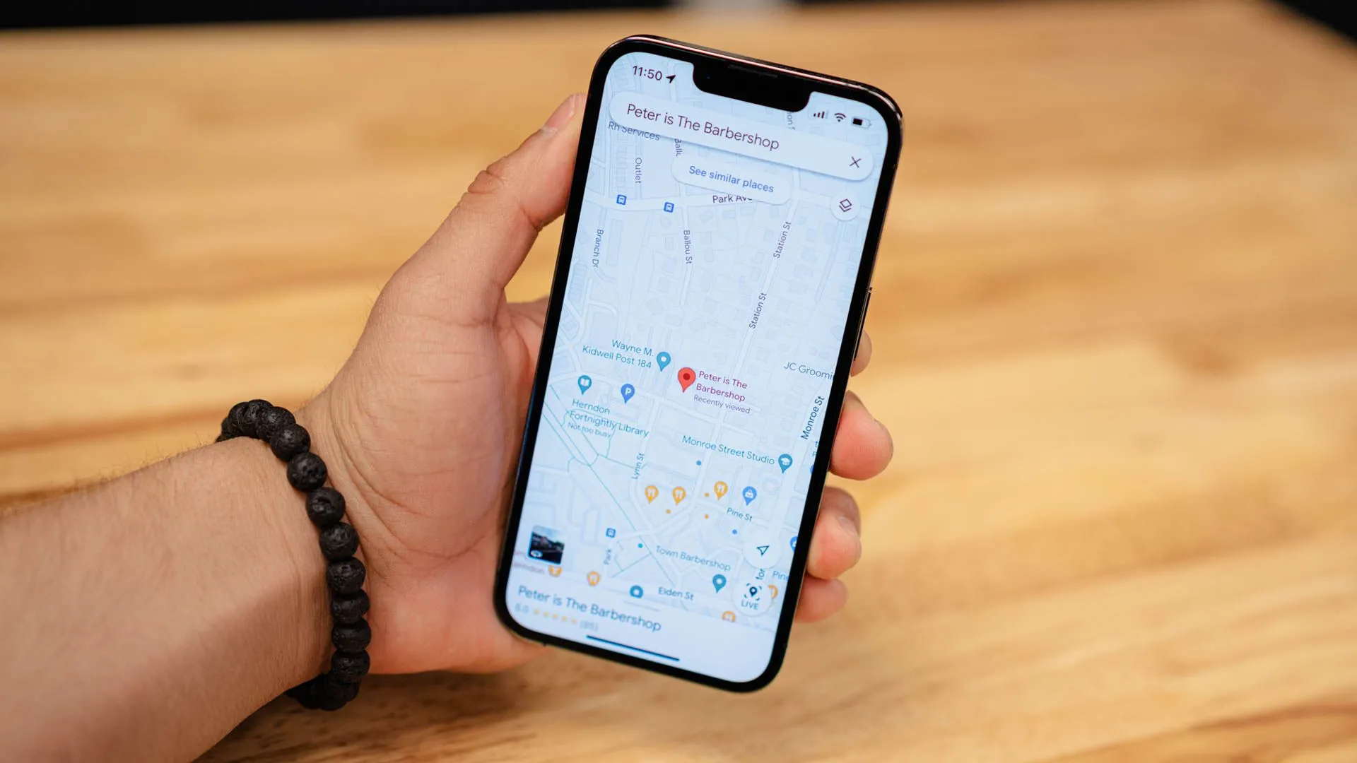 Ứng dụng Google Maps mở trên iPhone hiển thị điểm đến