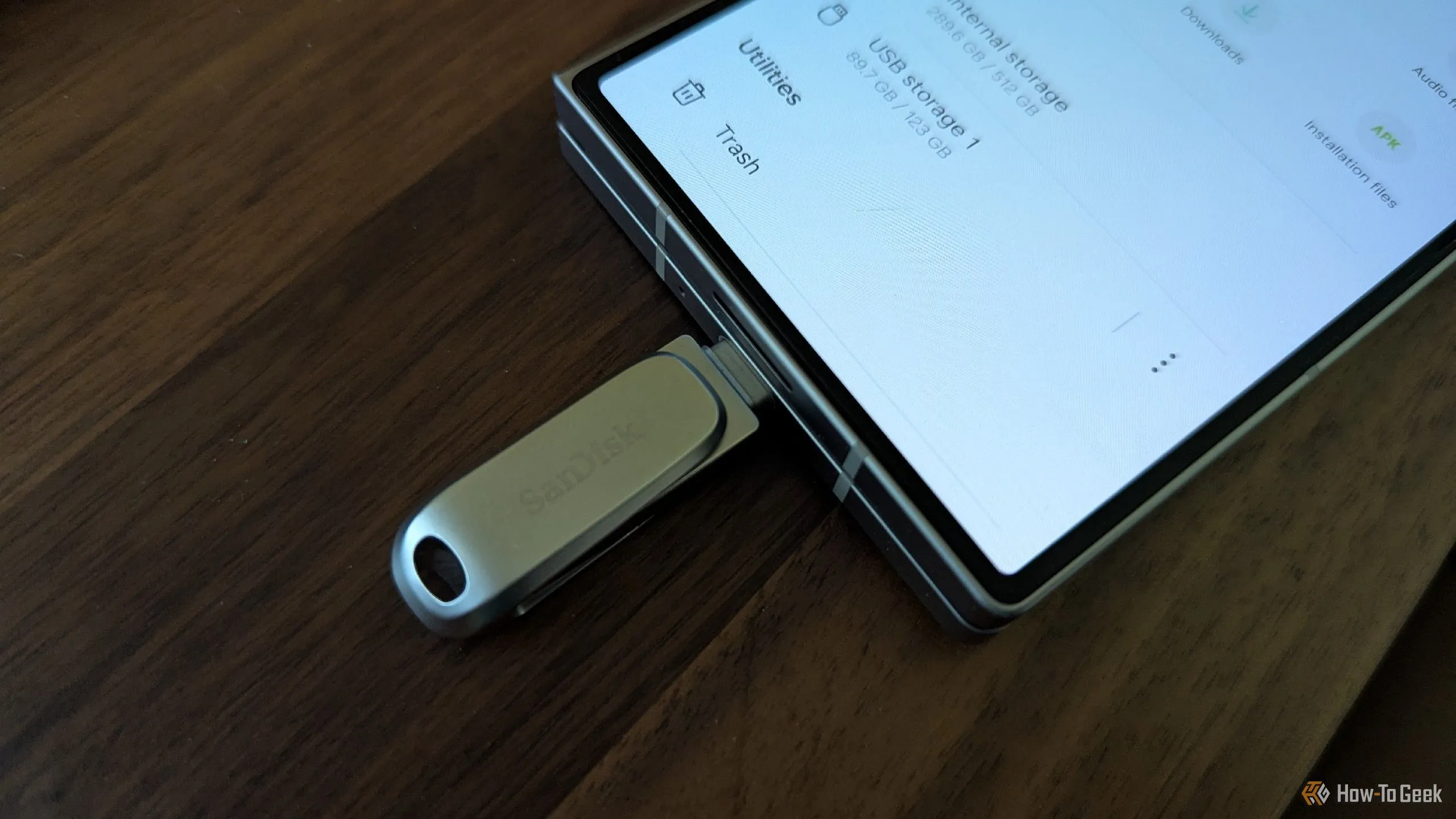 USB-C flash drive cắm trực tiếp vào điện thoại Samsung Galaxy Z Fold 6, biểu tượng của quyền sở hữu và kiểm soát dữ liệu cá nhân