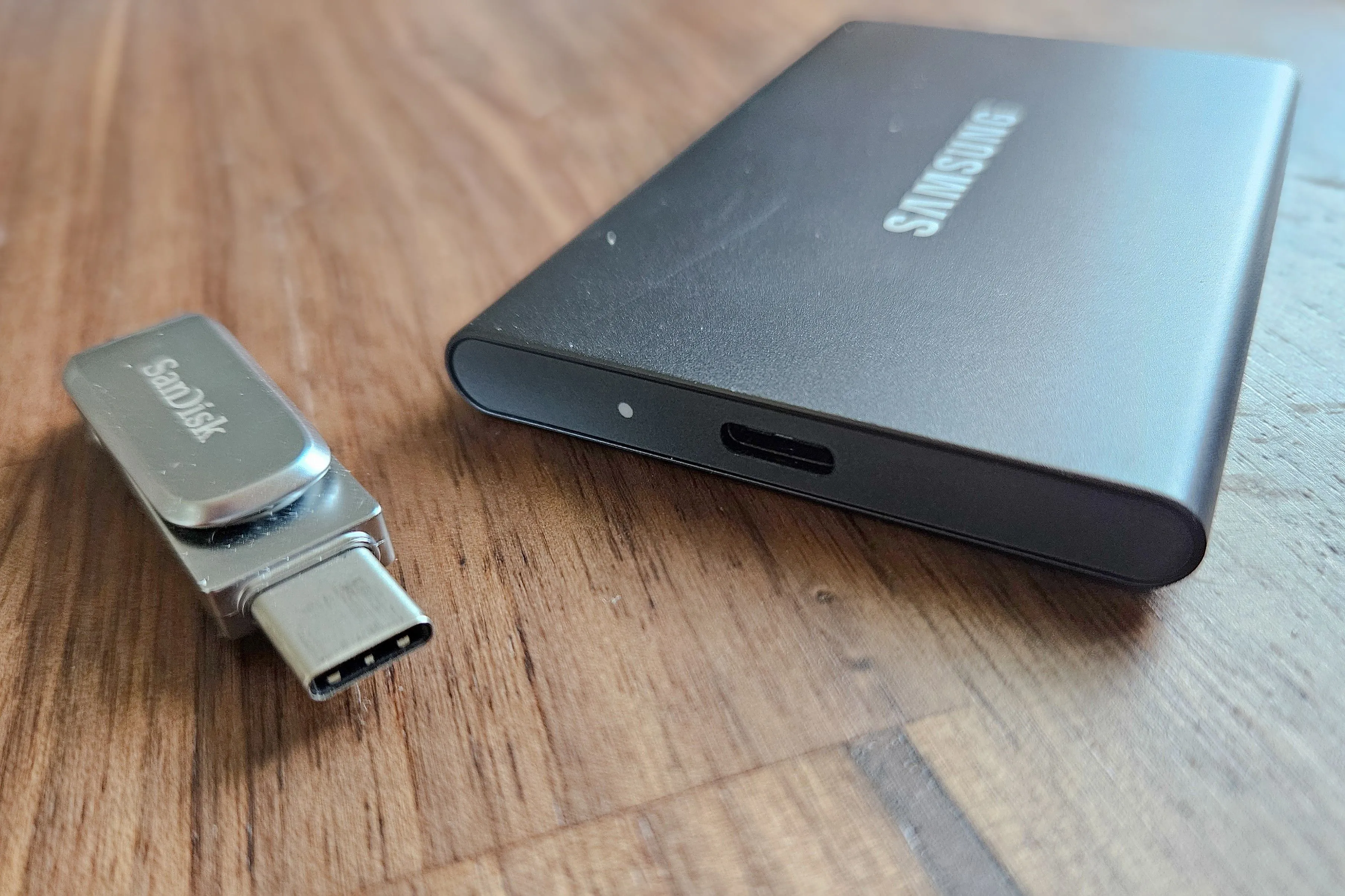 USB-C flash drive và ổ SSD di động cạnh nhau, minh họa các giải pháp lưu trữ vật lý dễ dàng di chuyển và quản lý dữ liệu