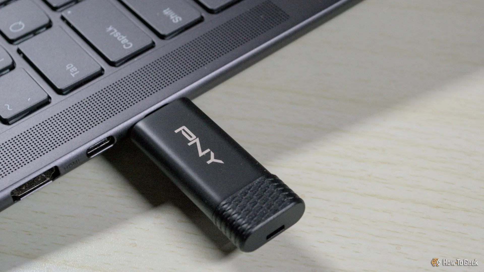 USB PNY PRO Elite V3 cắm vào cổng USB-C 3.2 trên laptop, minh họa khả năng truyền tải dữ liệu siêu tốc