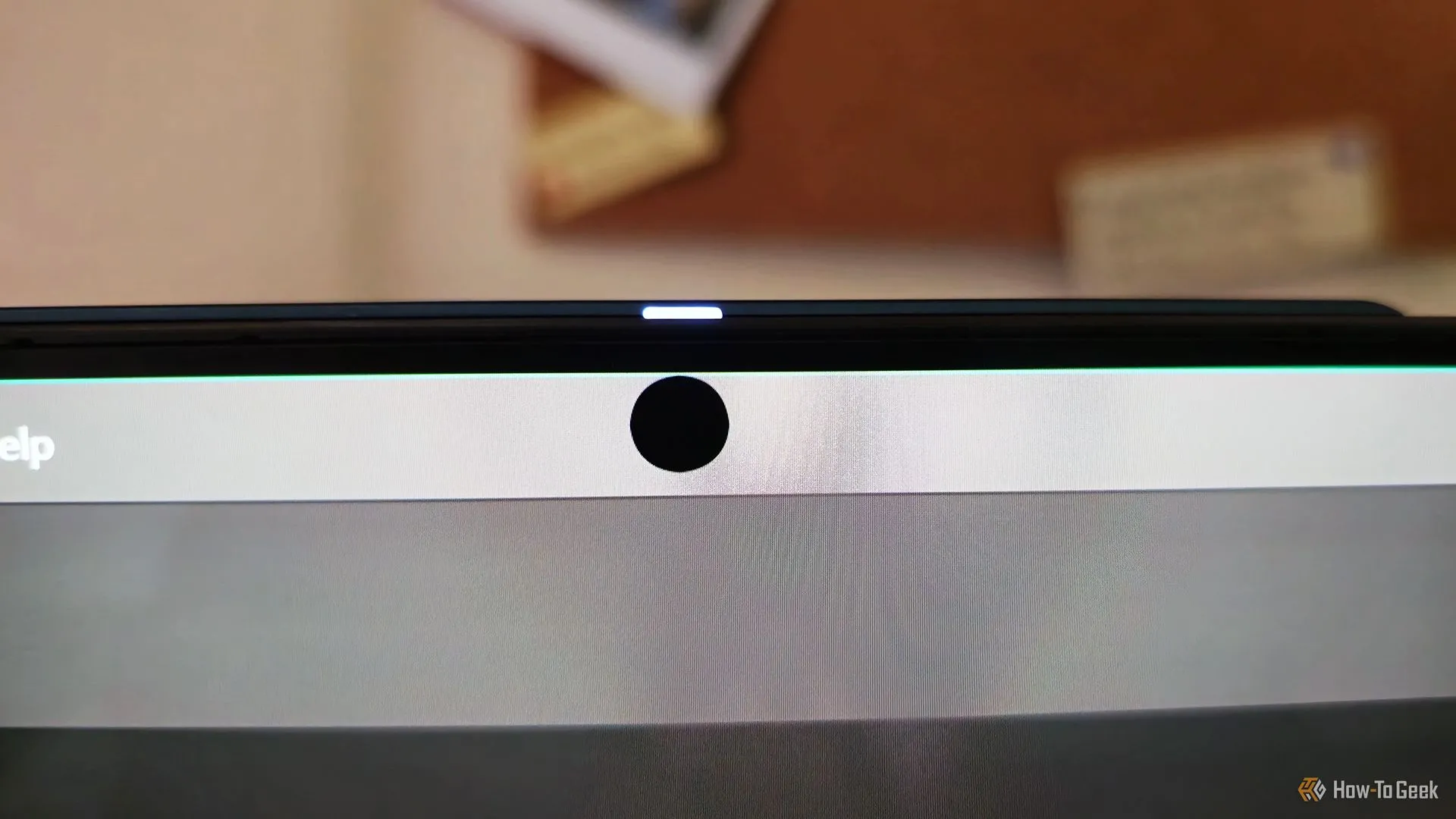 Vị trí camera ẩn dưới màn hình của laptop Lenovo Yoga Slim 9i Gen 10, một công nghệ mới nhưng còn hạn chế.