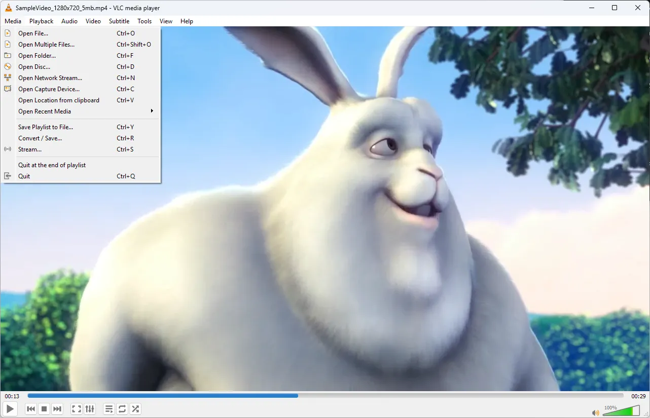 VLC đang chạy trên Windows, phát một video mẫu và hiển thị menu tệp