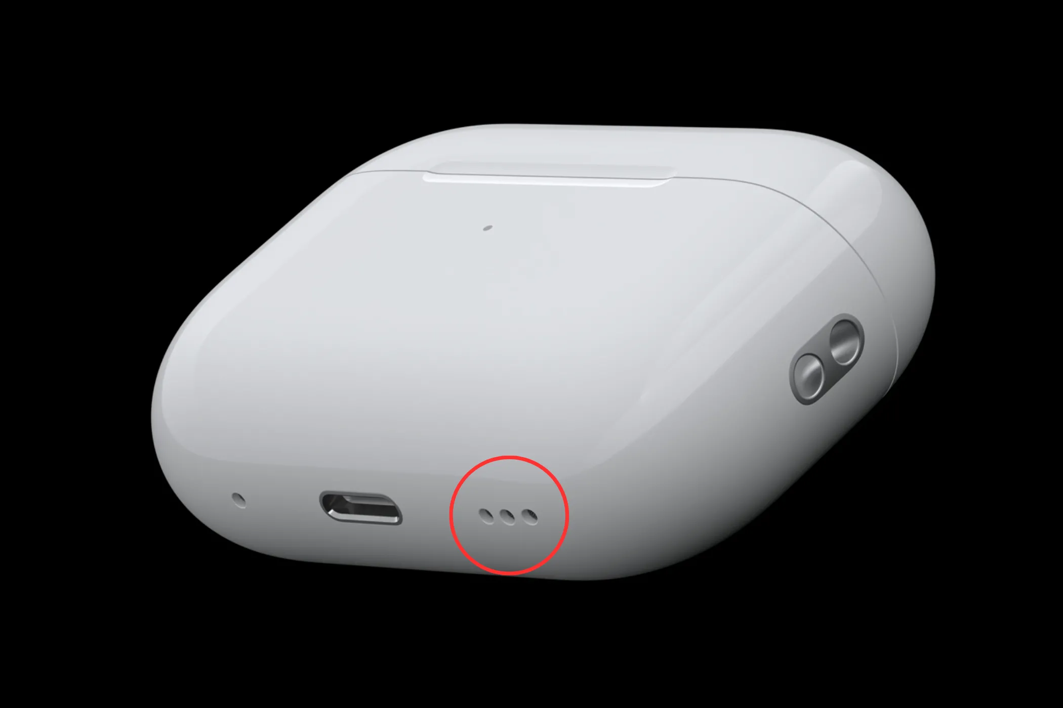 Vòng tròn làm nổi bật loa nhỏ cạnh cổng sạc USB-C trên hộp sạc AirPods Pro 2