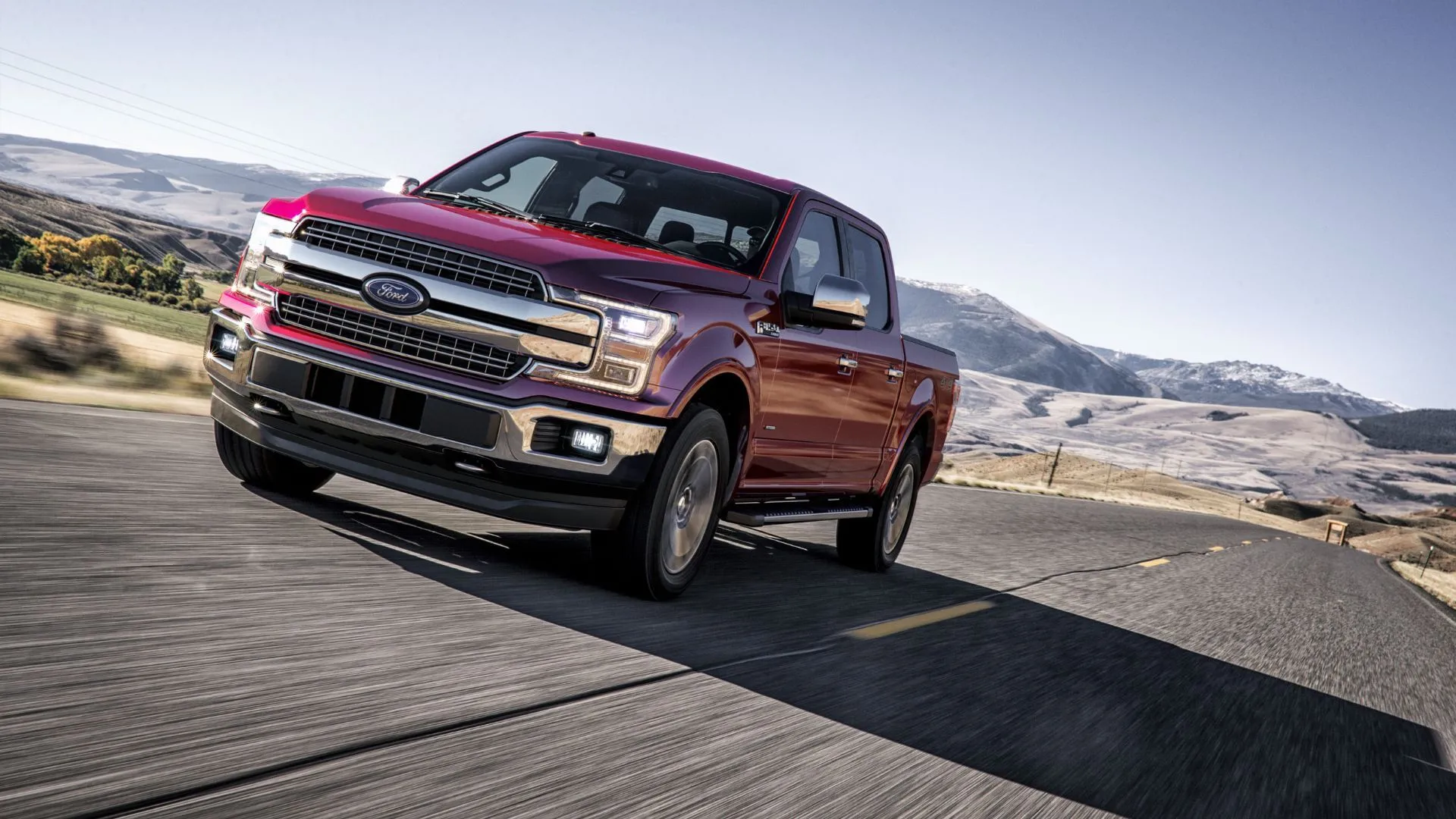 Xe bán tải Ford F-150 phiên bản Lariat Chrome đang lái trên đường, minh họa cho vụ kiện liên quan đến hộp số 10 cấp của Ford tại Canada.