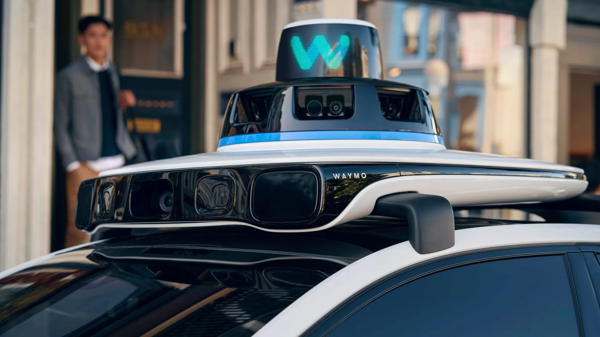 Xe taxi tự lái Waymo Jaguar I-Pace với cảm biến lidar và camera, biểu tượng của công nghệ xe tự hành