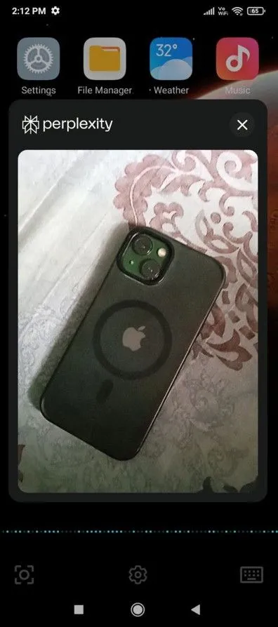 Yêu cầu trợ lý Perplexity AI mô tả vật thể trước camera của điện thoại.