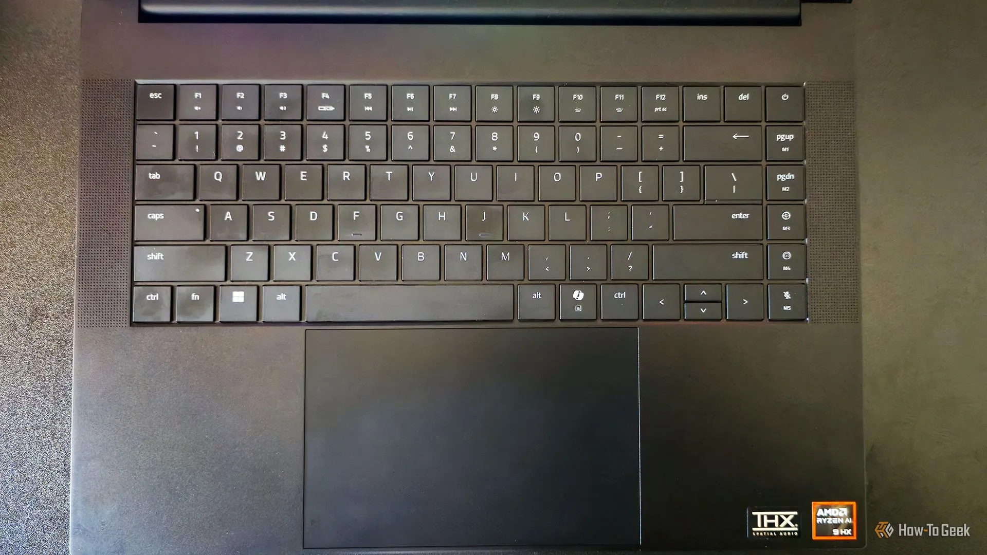 Bàn phím RGB tùy chỉnh và touchpad lớn, nhạy bén trên Razer Blade 16 (2025)