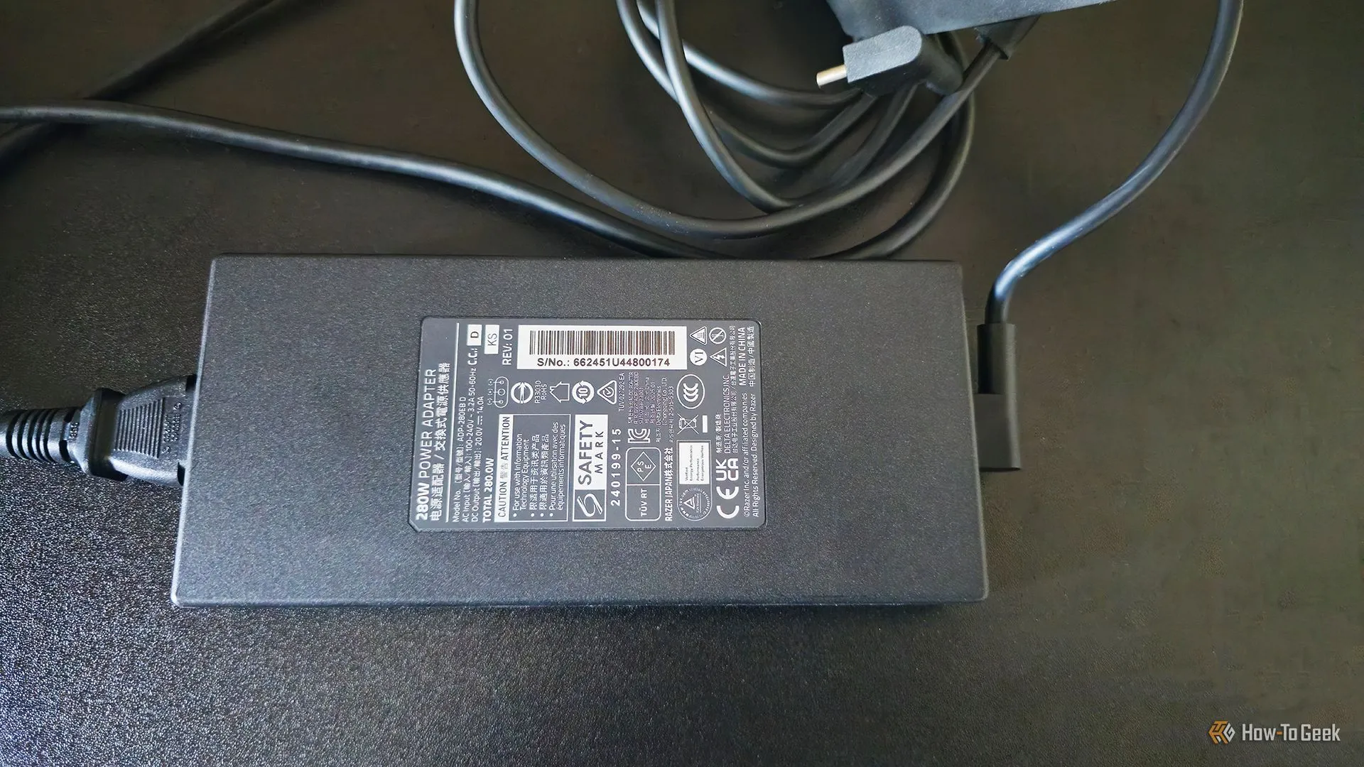 Bộ sạc 280W mạnh mẽ của Razer Blade 16 (2025)