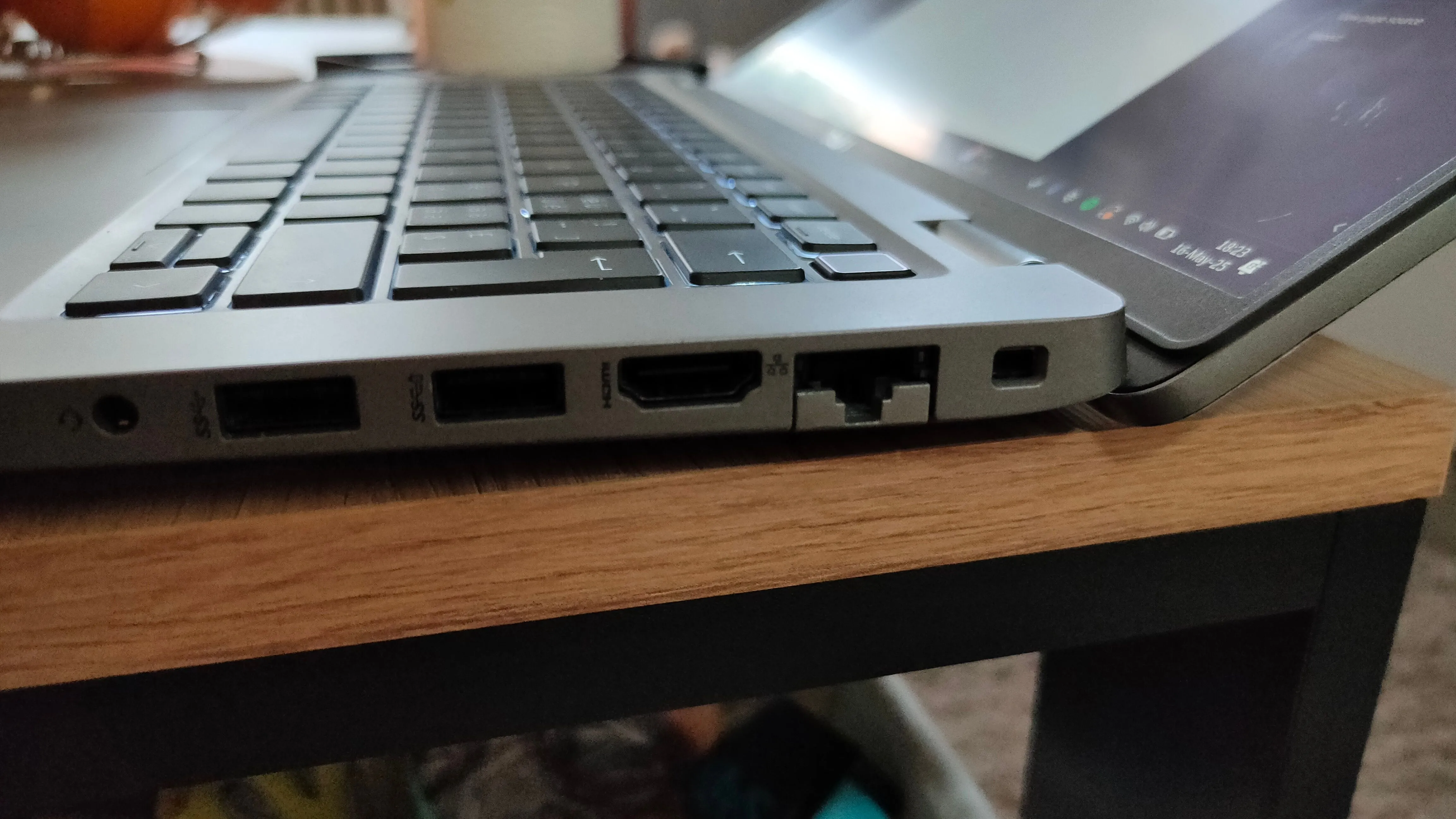 Các cổng kết nối đa dạng trên thân laptop, bao gồm jack tai nghe 3.5mm, 2 cổng USB-A, HDMI, Ethernet và khe khóa Kensington