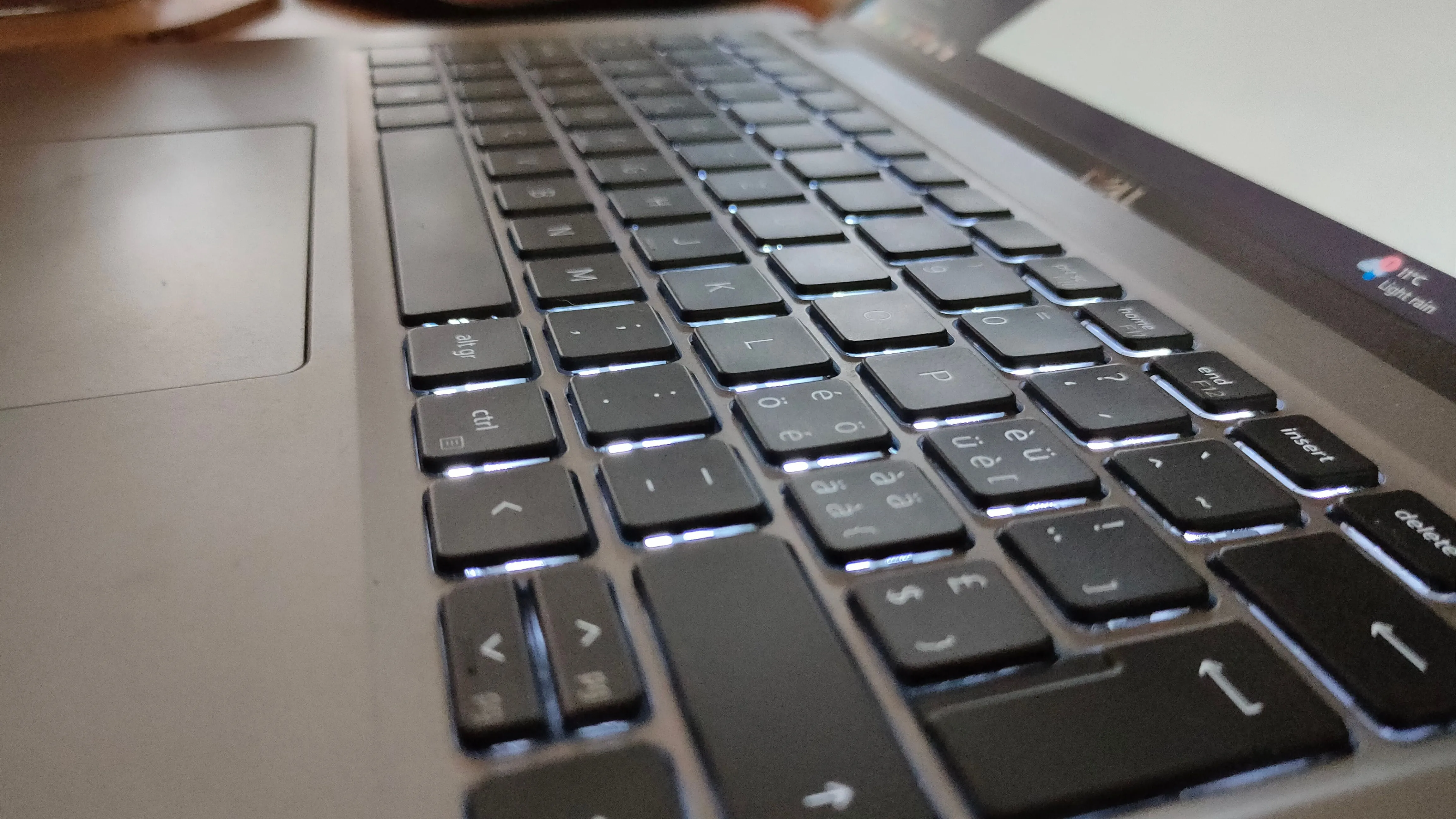 Cận cảnh bàn phím laptop với hệ thống đèn nền sáng rõ giúp làm việc trong điều kiện thiếu sáng