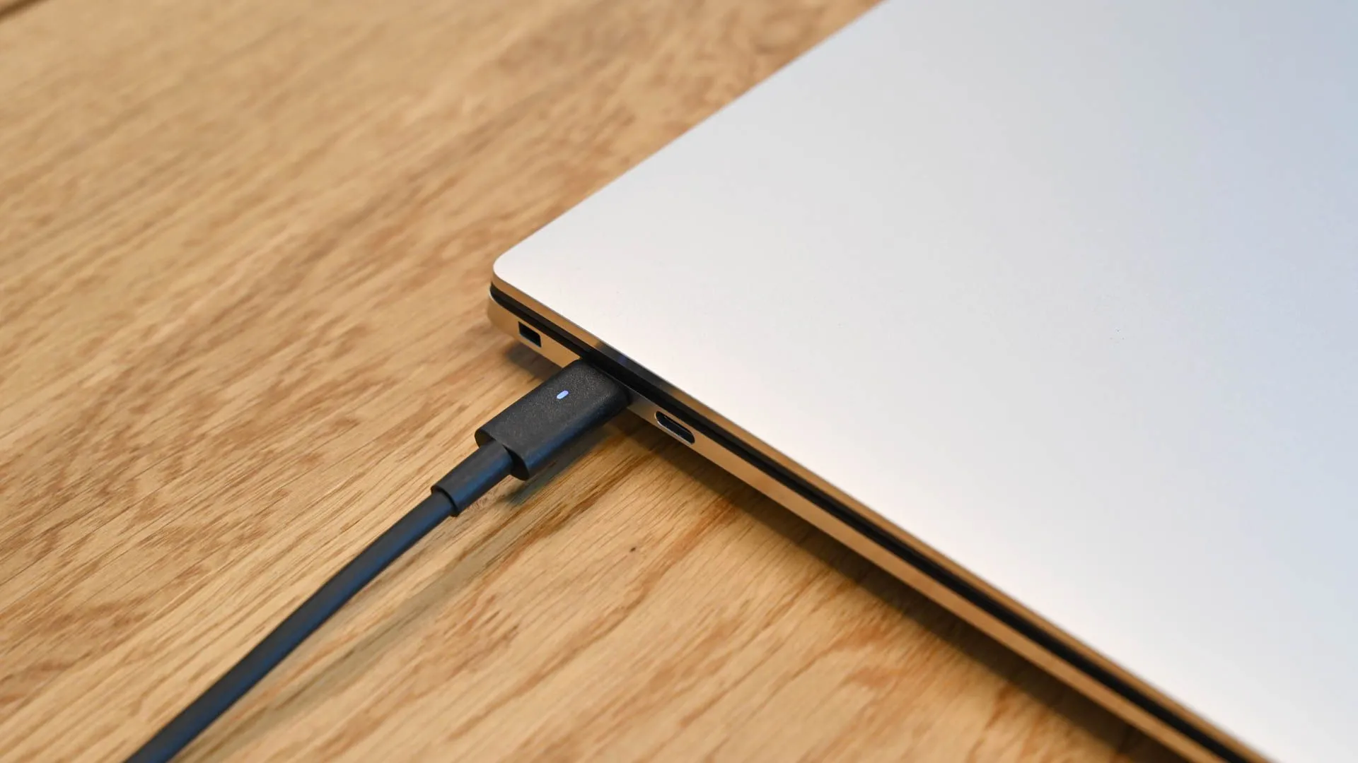 Cận cảnh quá trình sạc nhanh cho chiếc laptop Dell XPS 15 (9530) qua cổng USB-C