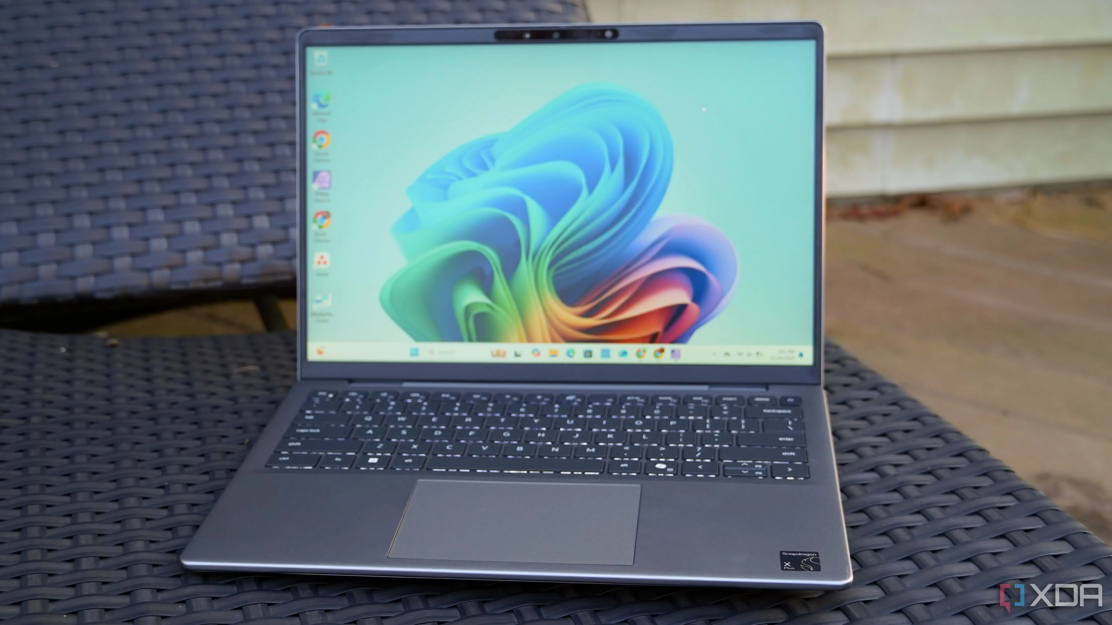 Laptop Dell Inspiron 14 chạy Windows trên ghế sofa, đại diện cho sự linh hoạt của hệ điều hành Windows