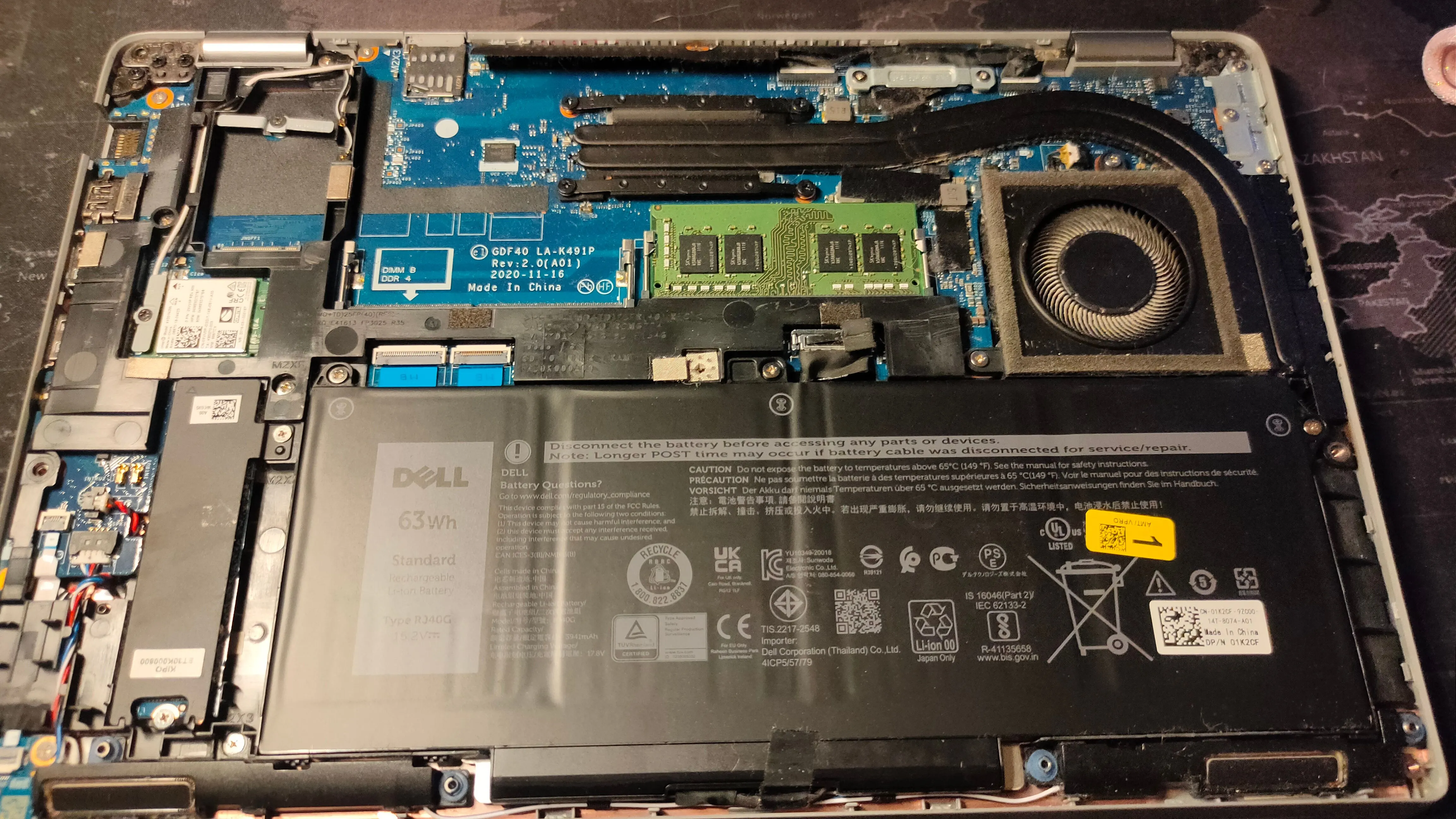 Laptop Dell Latitude 5420 đã được mở nắp, hiển thị rõ ràng các linh kiện bên trong có thể nâng cấp